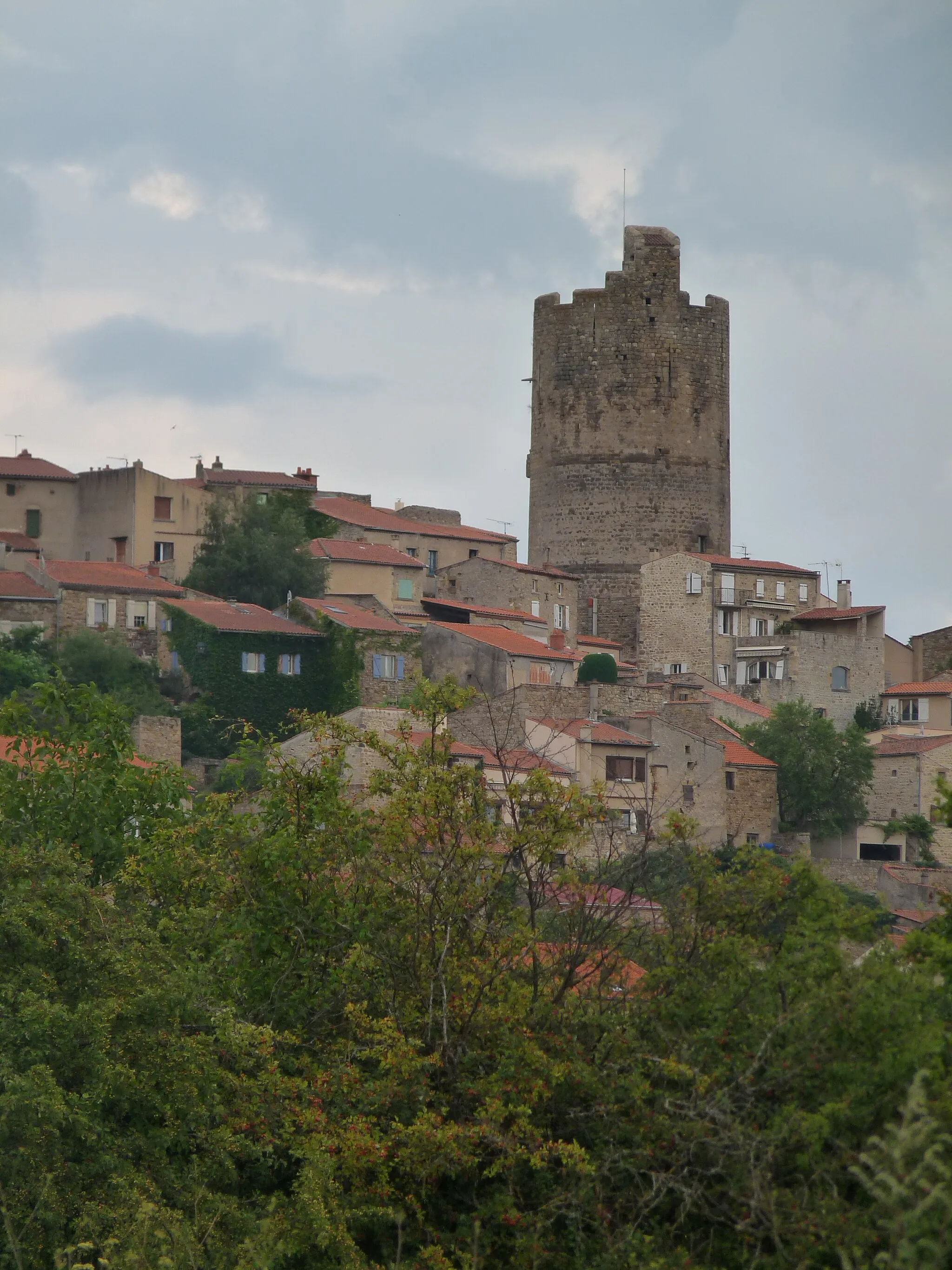 Photo showing: Ruines de la tour du château et village de Montpeyroux, Puy de Dome