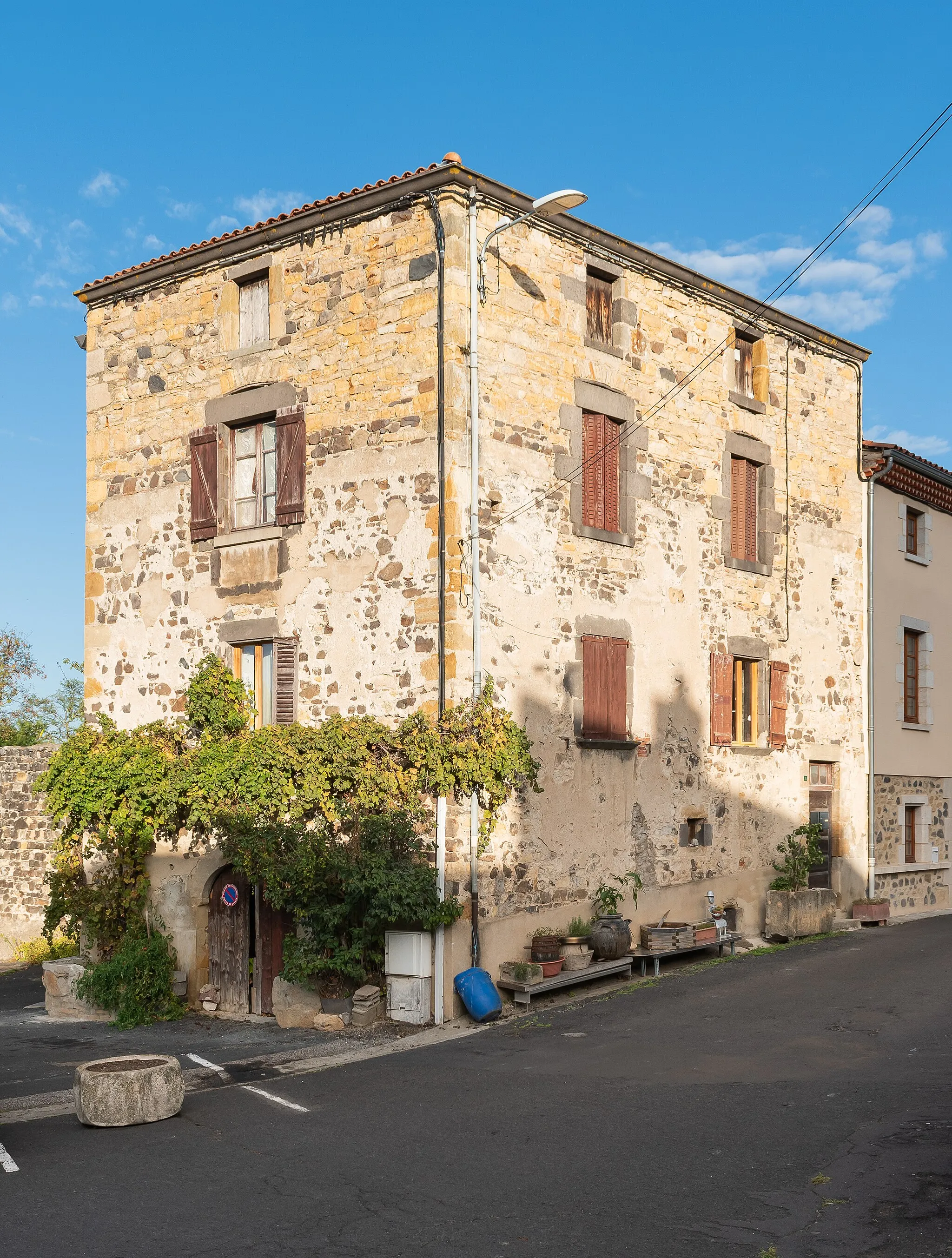 Photo showing: Building at 24 rue du Château in Mirefleurs, Puy-de-Dôme, France