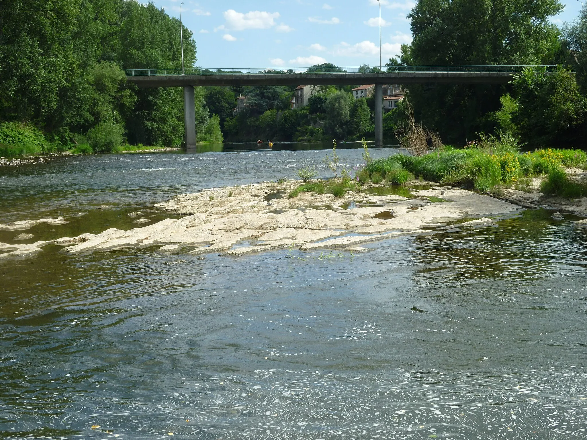 Photo showing: The Couze Chambon flowing into the Allier river, at Coudes (Puy-de-Dôme, France).