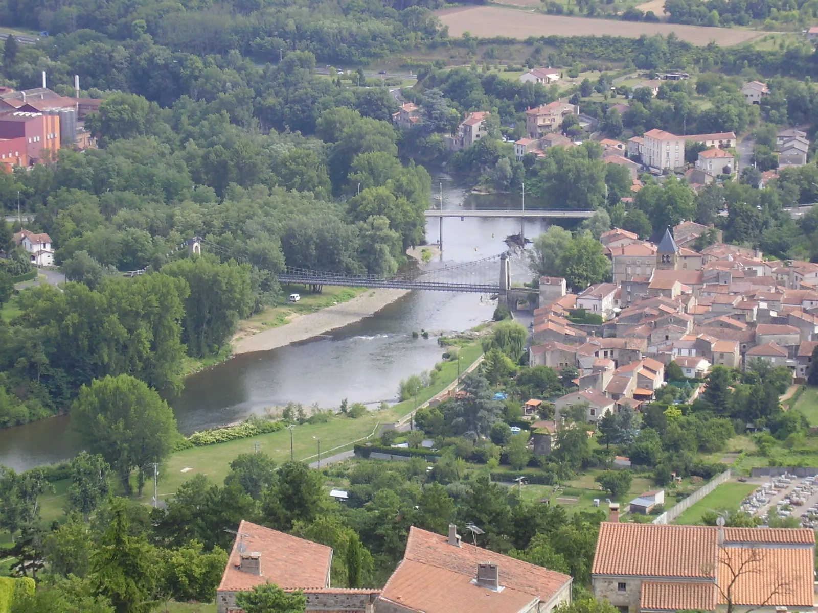 Photo showing: Coudes, les deux ponts et la rivière Allier, « Rivière à Saumons » (Conseil général du Puy-de-Dôme) depuis la tour de Montpeyroux. Puy-de-Dôme, Auvergne, France.