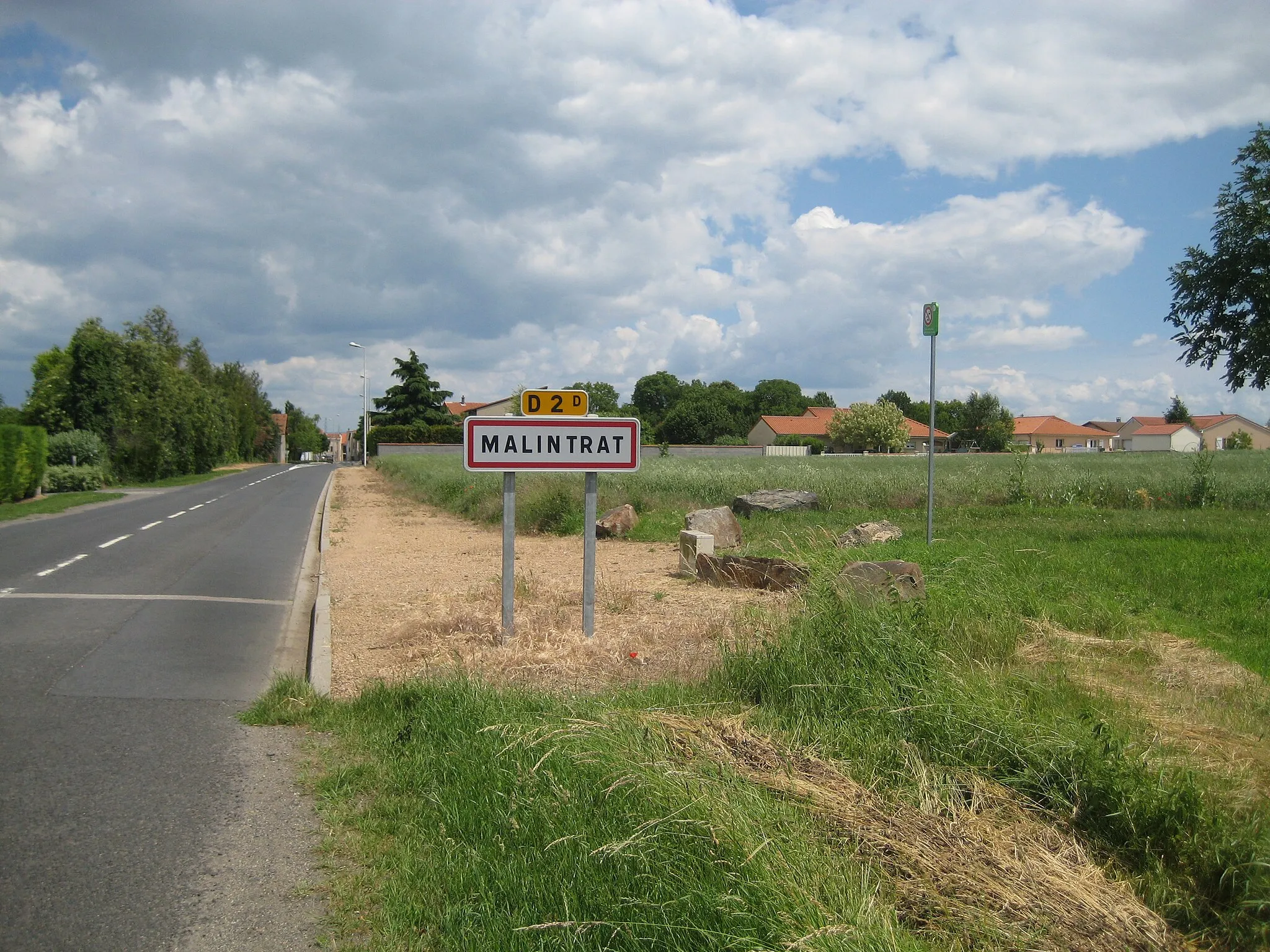 Photo showing: Entrée du village de Malintrat, par la route de Malintrat