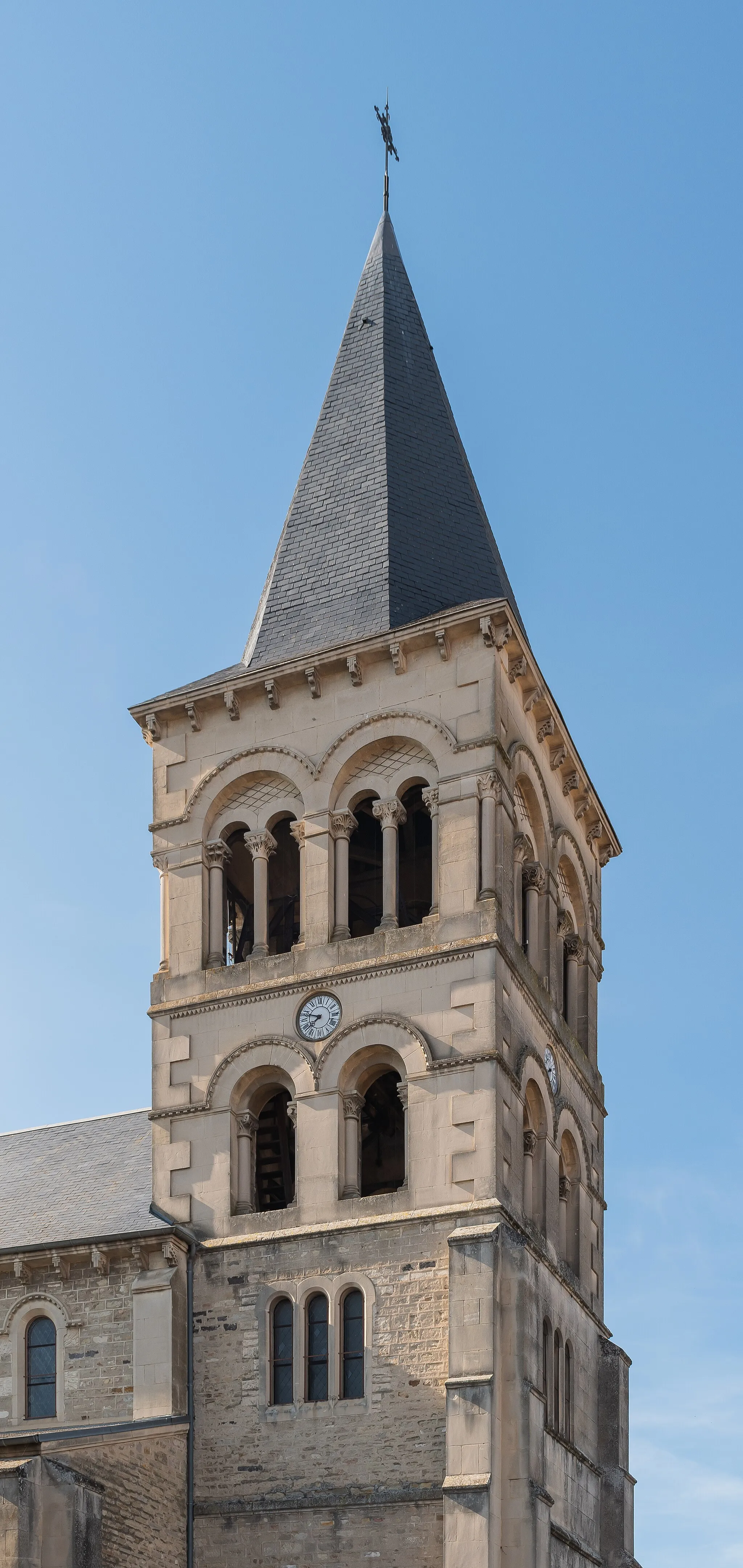 Photo showing: Bell tower of the Saint Mary church in Aubiat, Puy-de-Dôme, France