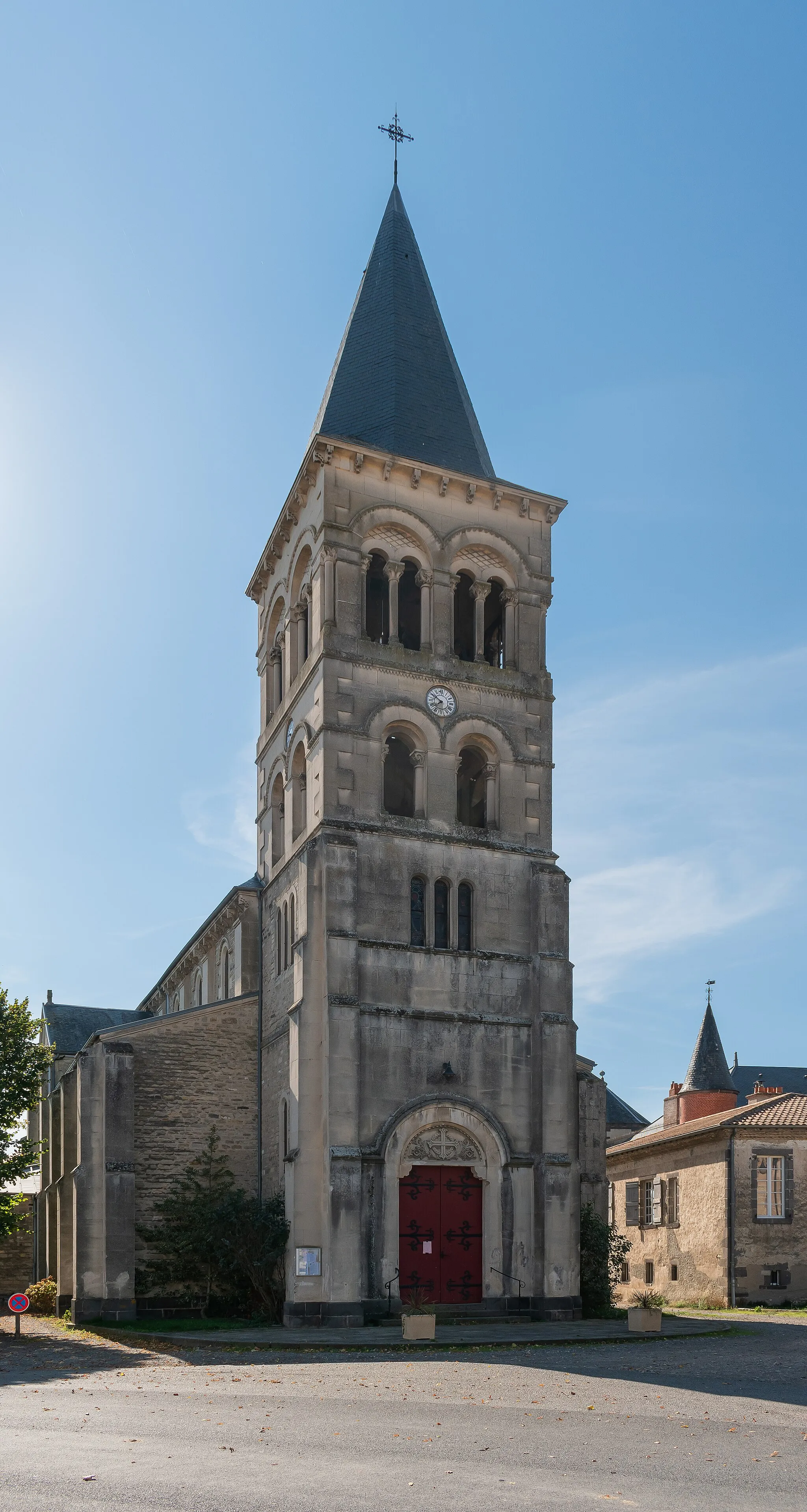 Photo showing: Saint Mary church in Aubiat, Puy-de-Dôme, France