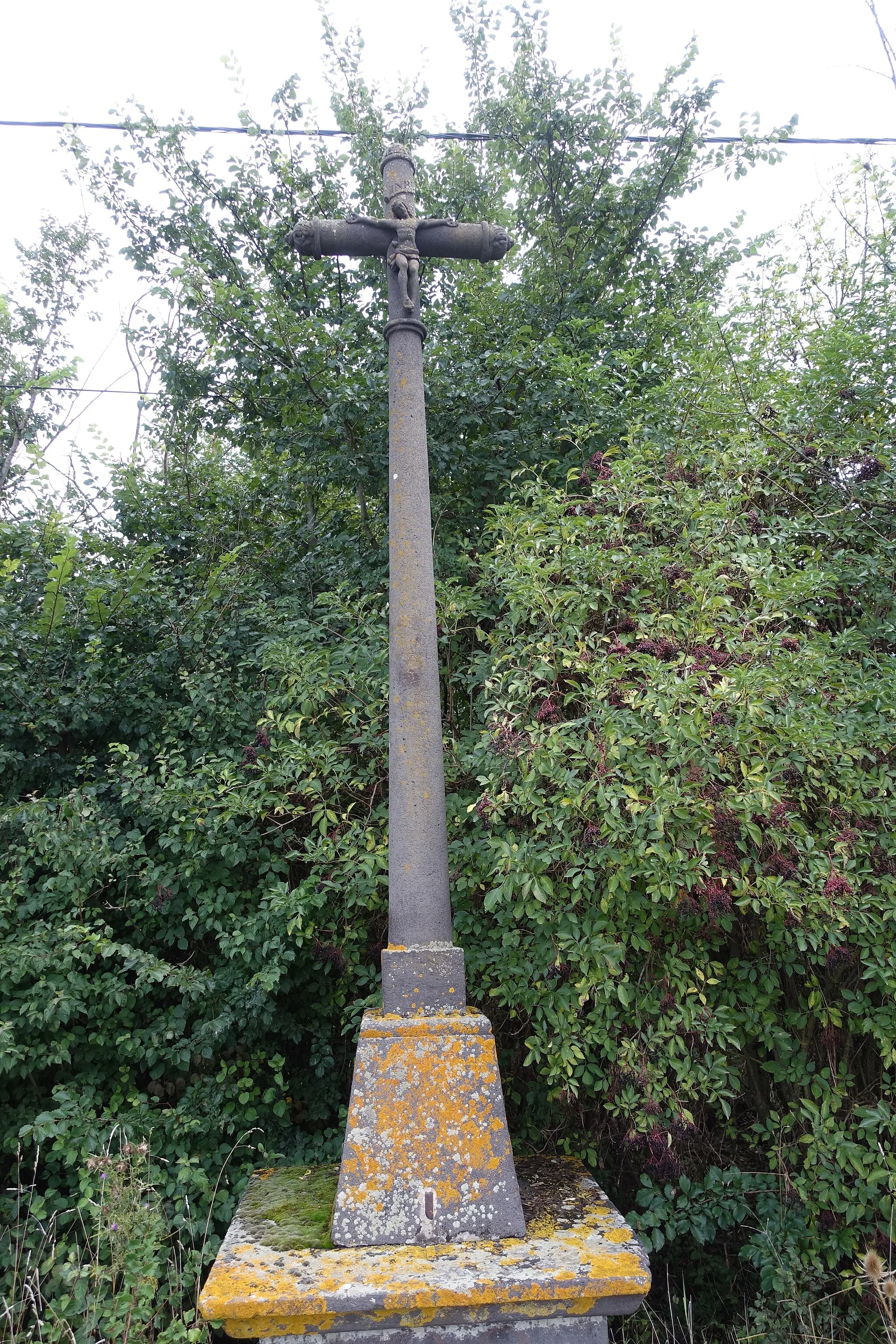 Photo showing: Croix de chemin en pierre de Volvic, Clerlande