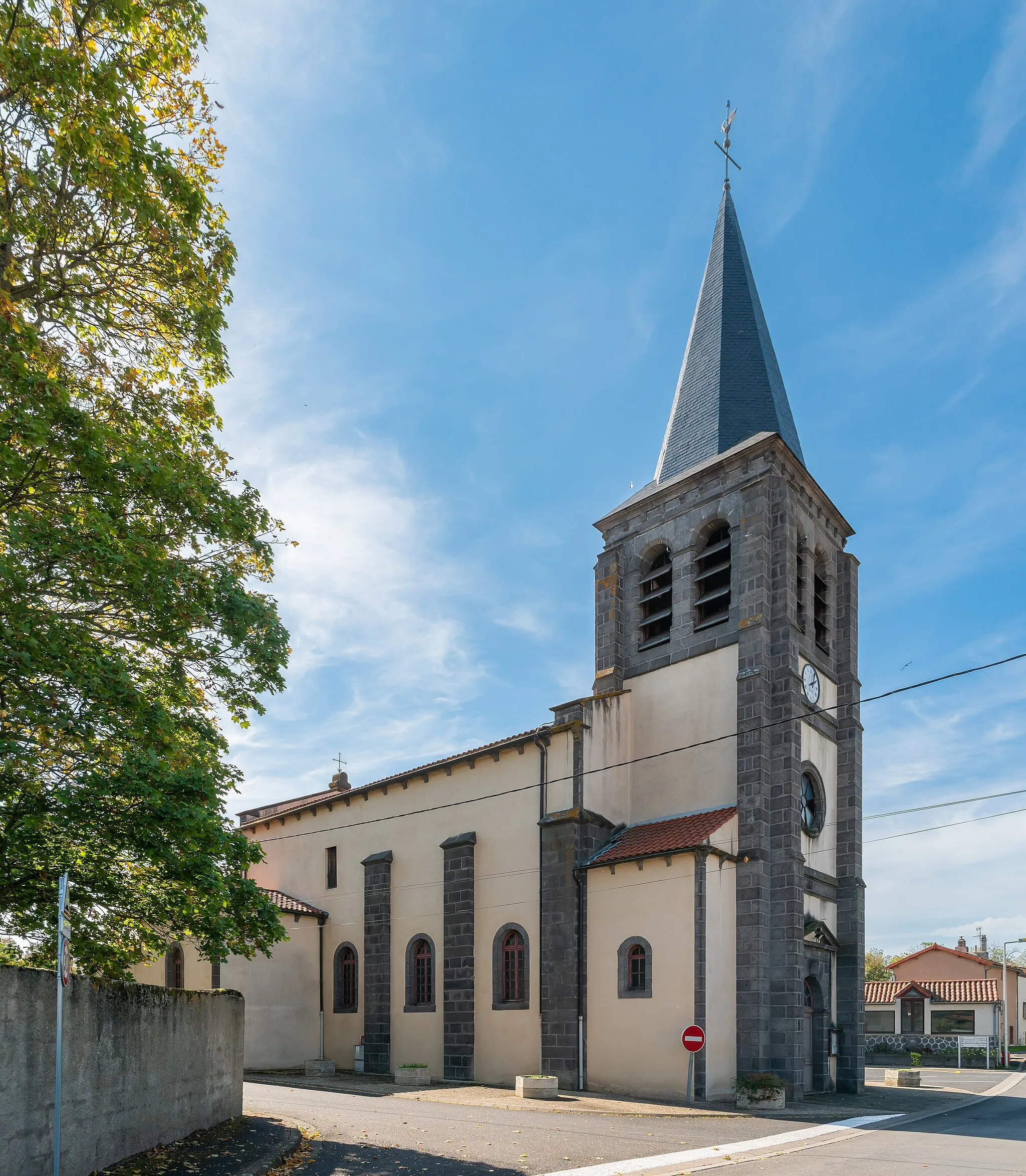 Photo showing: Nativity of the Virgin Mary church in Pessat-Villeneuve, Puy-de-Dôme, France