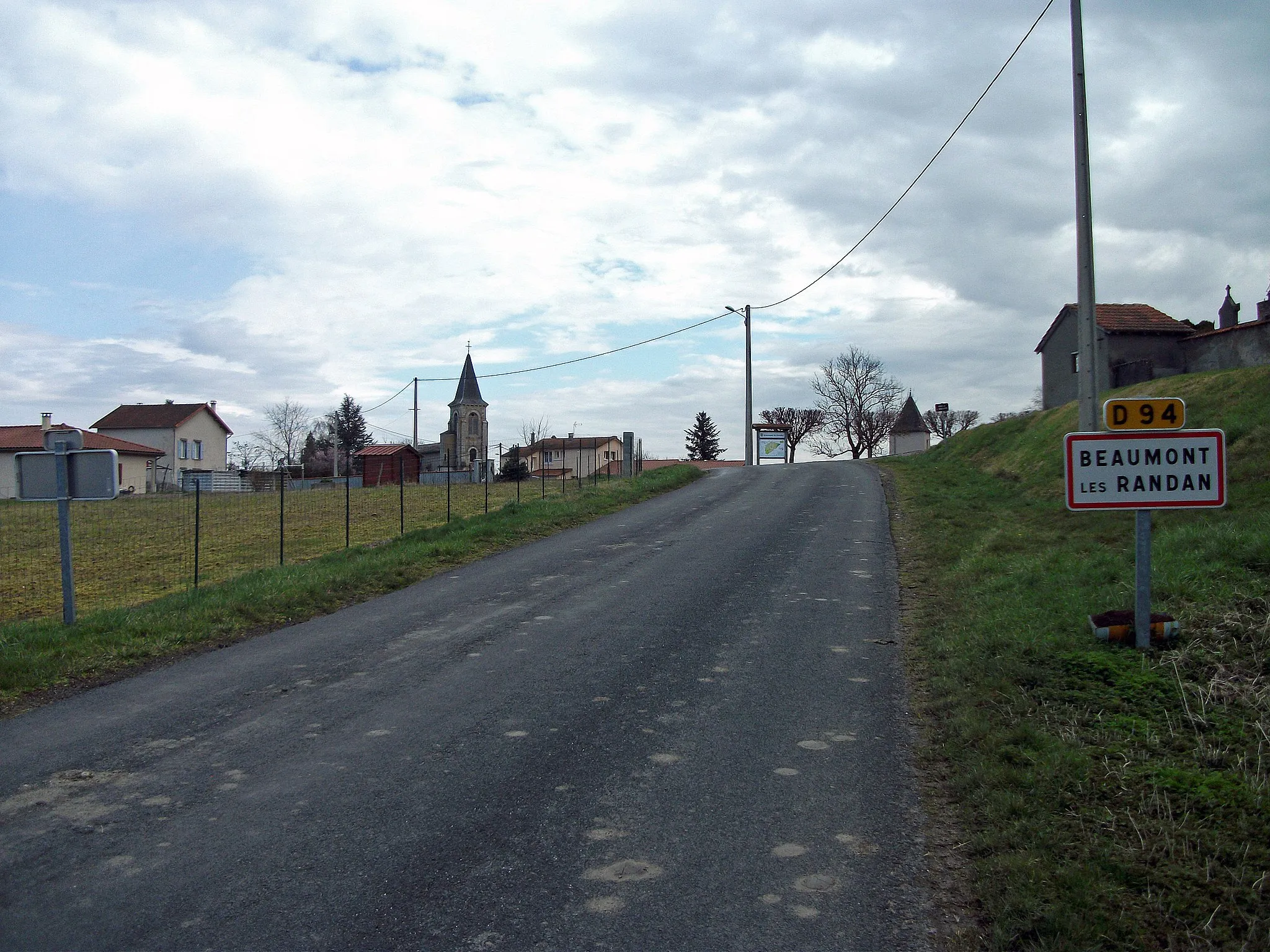 Photo showing: Entrance of Beaumont-lès-Randan by departmental road 94 [10424]