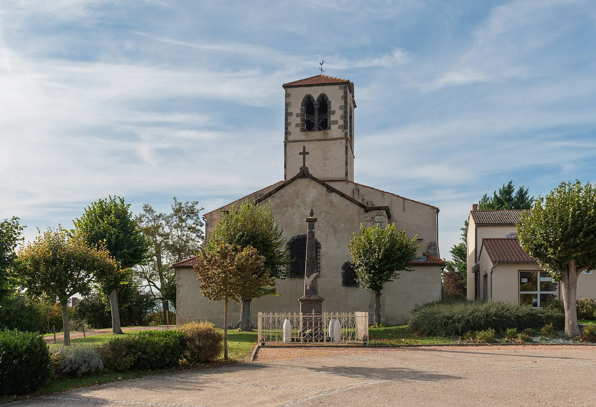 Photo showing: This building is inscrit au titre des monuments historiques de la France. It is indexed in the base Mérimée, a database of architectural heritage maintained by the French Ministry of Culture, under the reference PA63000010 .