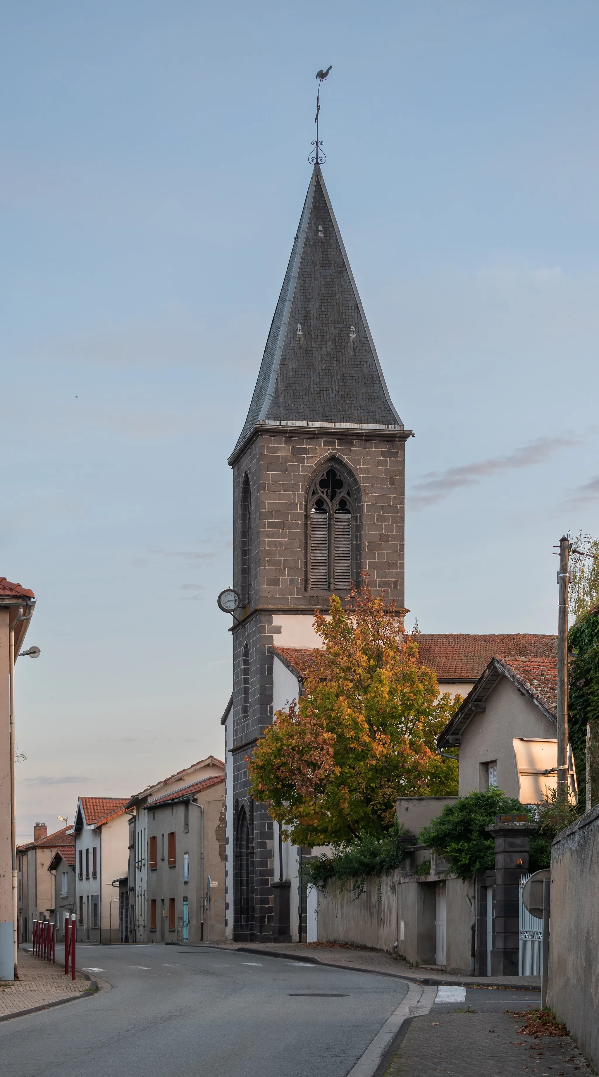 Photo showing: Saint Peter in chains church in Joze, Puy-de-Dôme, France