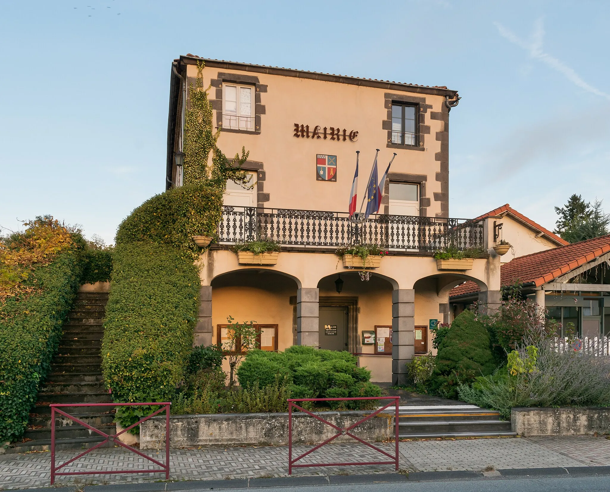 Photo showing: Town hall of Joze, Puy-de-Dôme, France