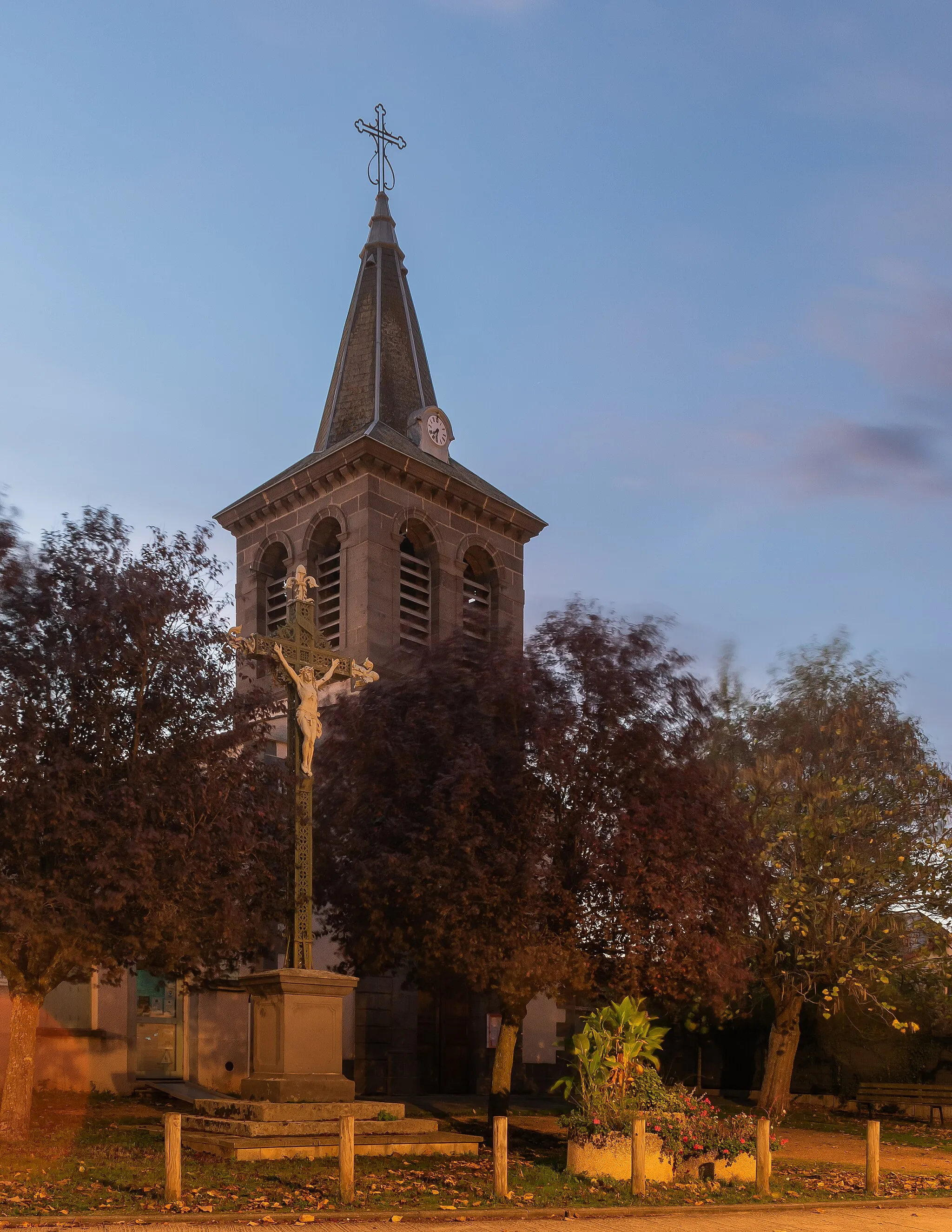 Photo showing: Saint Leodegar church in Chavaroux, Puy-de-Dôme, France