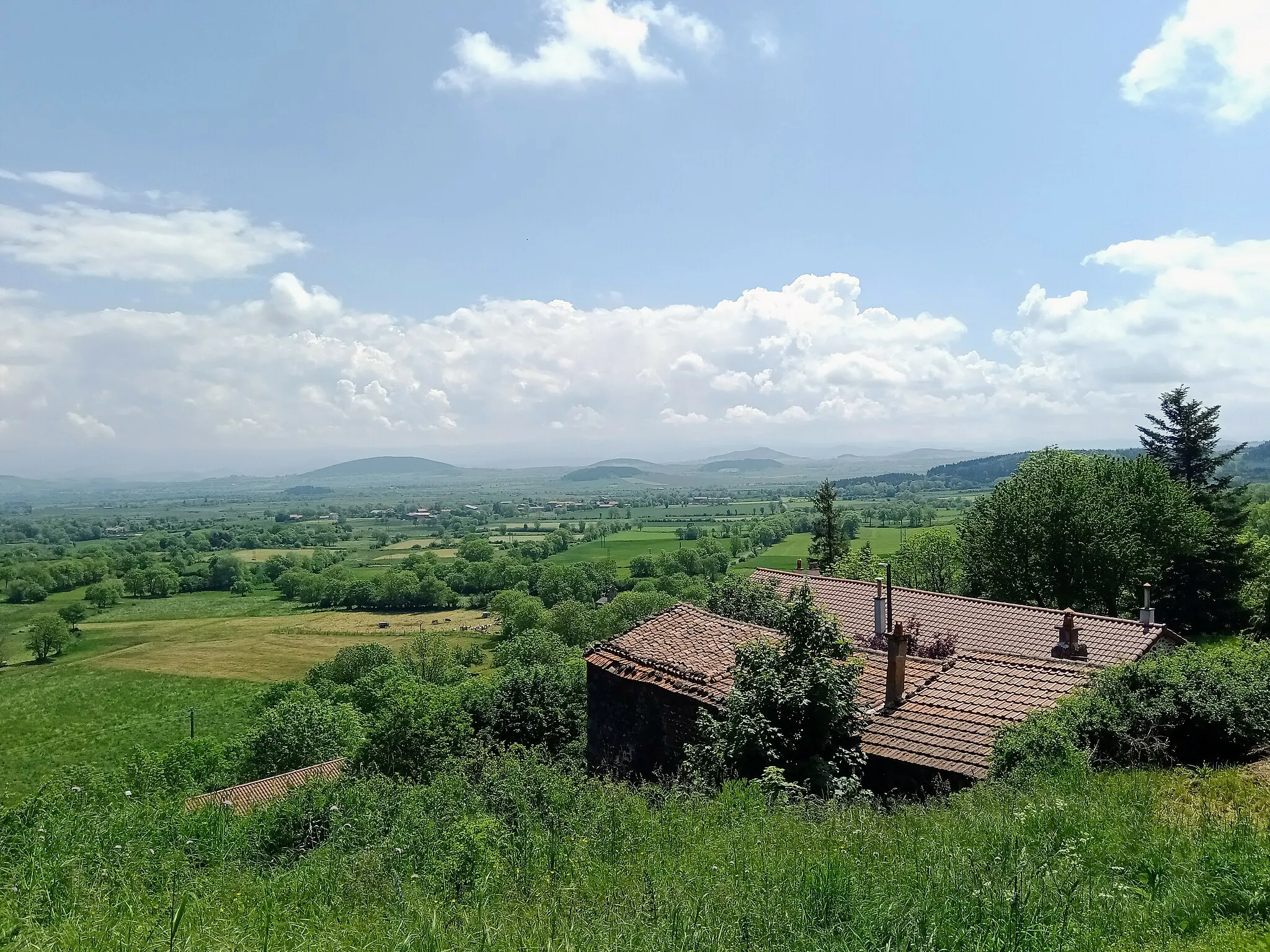 Photo showing: Sucs vus depuis Ramourouscle, Bains, Haute-Loire, France