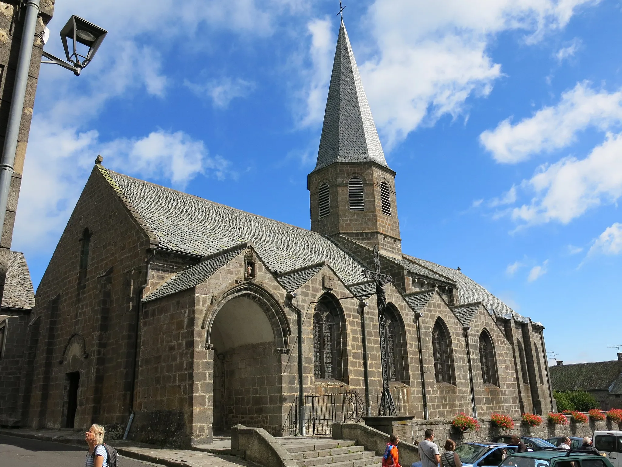 Photo showing: Church Saint-André in Besse-et-Saint-Anastaise (Puy-de-Dôme, France) seen from south-west.