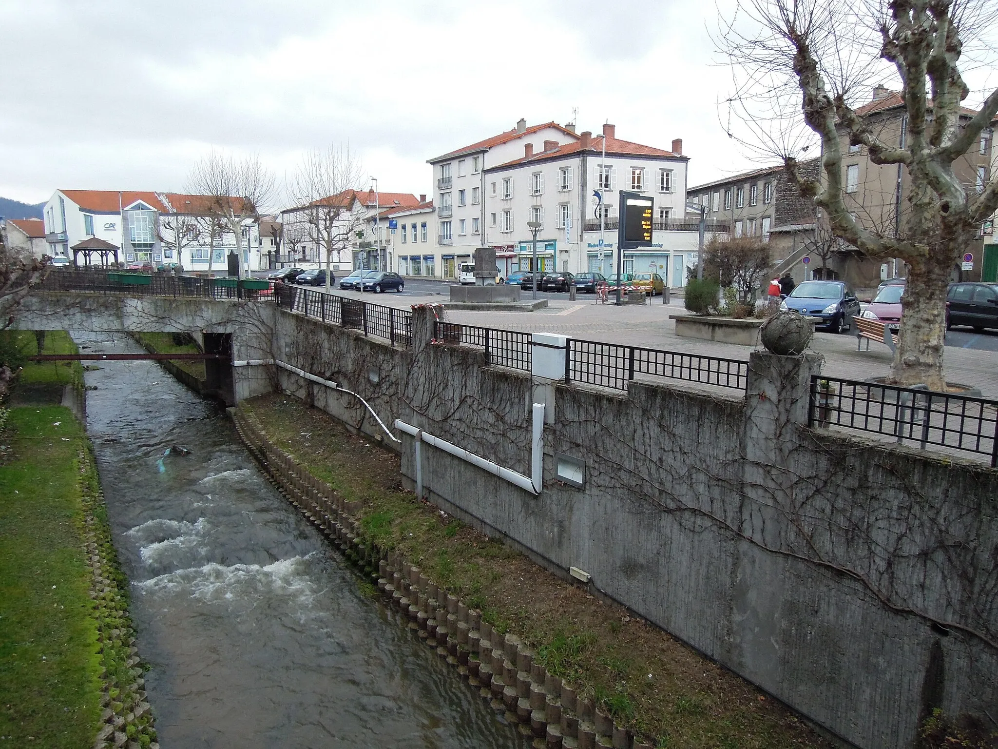 Photo showing: Vue sur la place des Ramaclès, Aubière, Puy-de-Dôme.