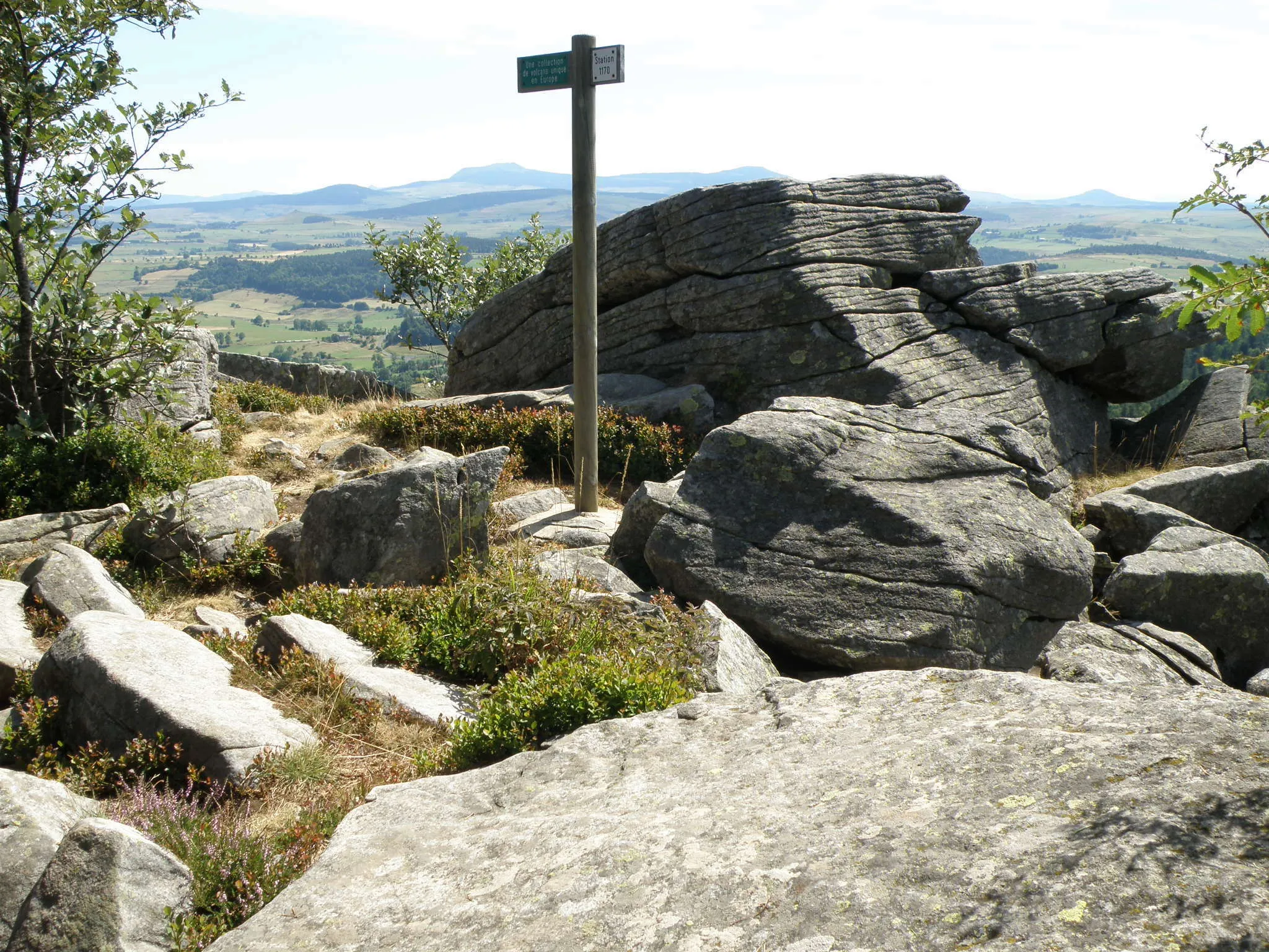 Photo showing: Araules, commune de la Haute-Loire, France, région Auvergne. Vue prise depuis le pic du Lizieux (appelé aussi suc du Lizieux, alt. 1388 mètres), sis dans le sud-est de la commune d’Araules. Notre point de vue se situe au sud-ouest et à peu de distance du sommet.
On aperçoit à l’horizon : tout de suite à gauche du poteau indicateur, le mont Mézenc (alt. 1753m), reconnaissable à sa silhouette caractéristique ; à droite de ce même poteau, le mont d’Alambre (alt. 1691) ; le morne tout à fait à droite pourrait être la Roche du Bachat (alt. 1423m, comm. de Freycenet-la-Cuche) ; le sommet aplati à gauche du mont Mézenc, et plus proche que celui-ci, est sans doute le mont Signon (alt. 1455m, comm. de Chaudeyrolles).
Nous regardons vers le sud-sud-ouest.