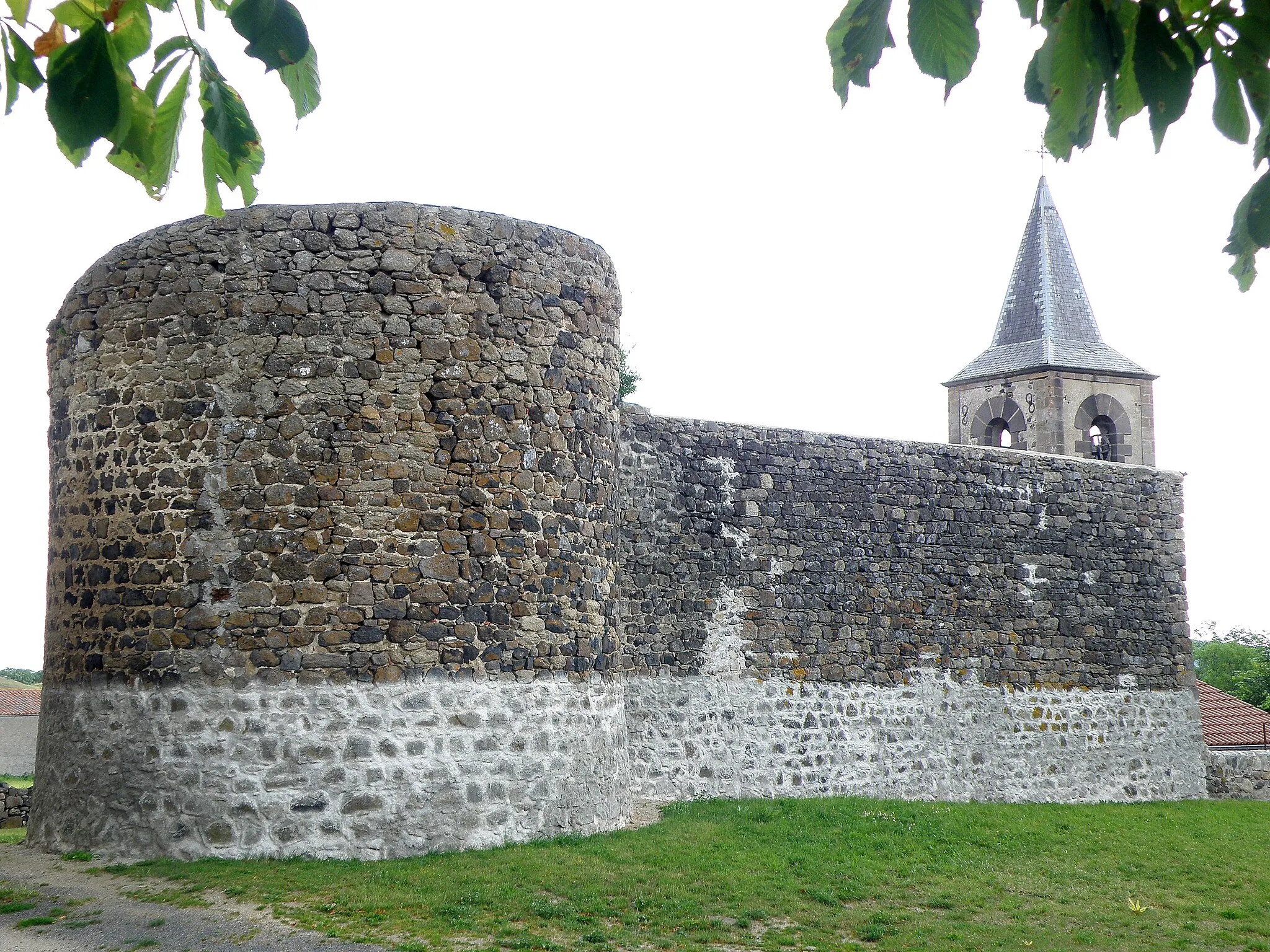 Photo showing: Olloix, comm. du Puy-de-Dôme (Auvergne, France). Vestiges de l'ancienne Commanderie. Clocher de l'église au second plan à droite.