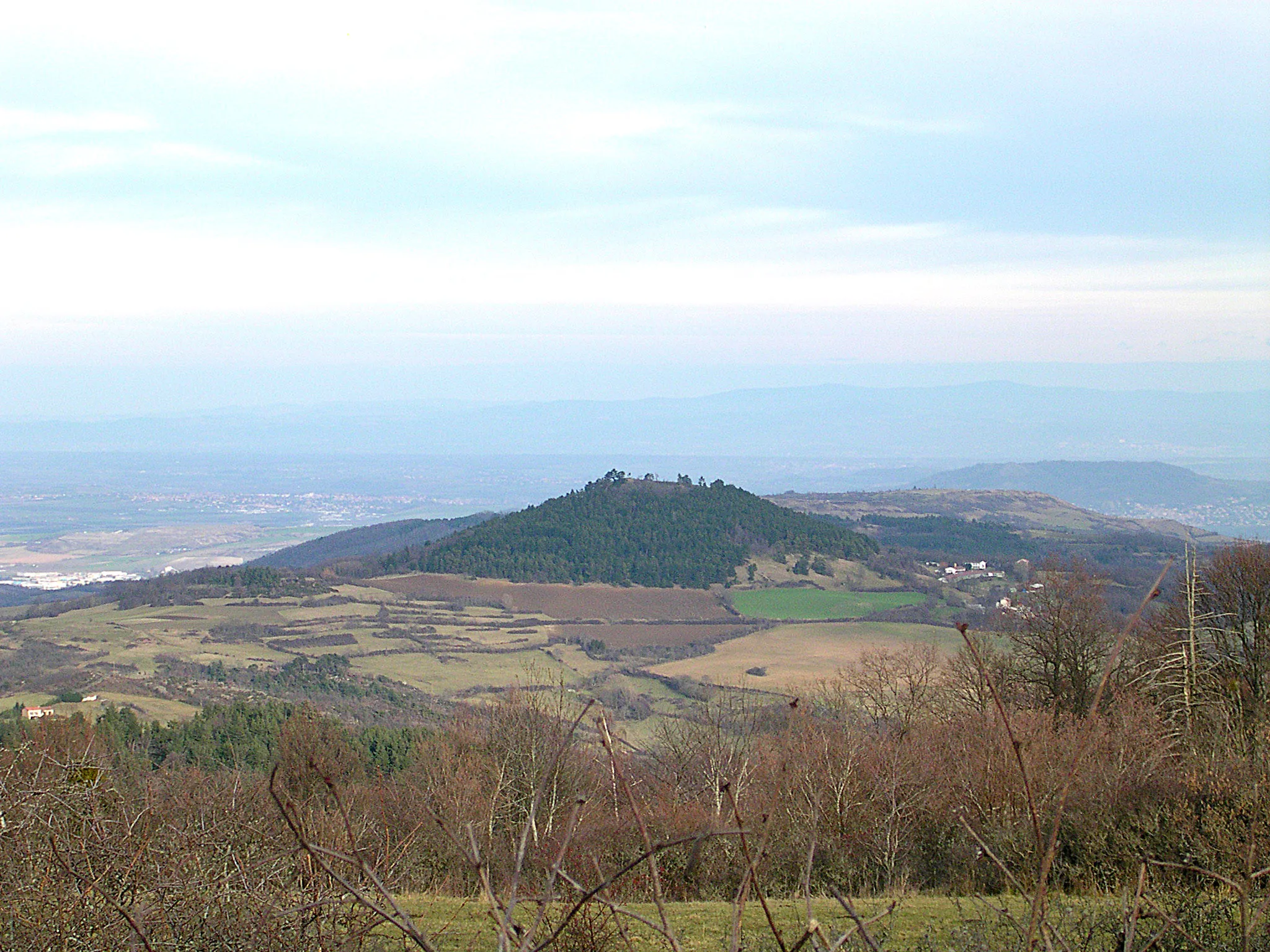 Photo showing: Puy Giroux near the village of Opme (commune de Romagnat, Puy-de-Dôme, France). Picture taken near the village of Nadaillat.