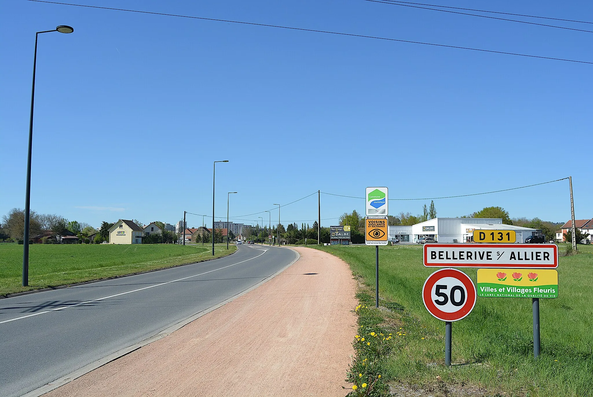 Photo showing: Entrée de Bellerive-sur-Allier (avenue du Général-de-Gaulle) depuis Hauterive, par la route départementale 131 (Allier, Auvergne-Rhône-Alpes, France). La vitesse est limitée à 50 km/h depuis janvier 2019. L'éclairage public (LED) a été remplacé en 2021.