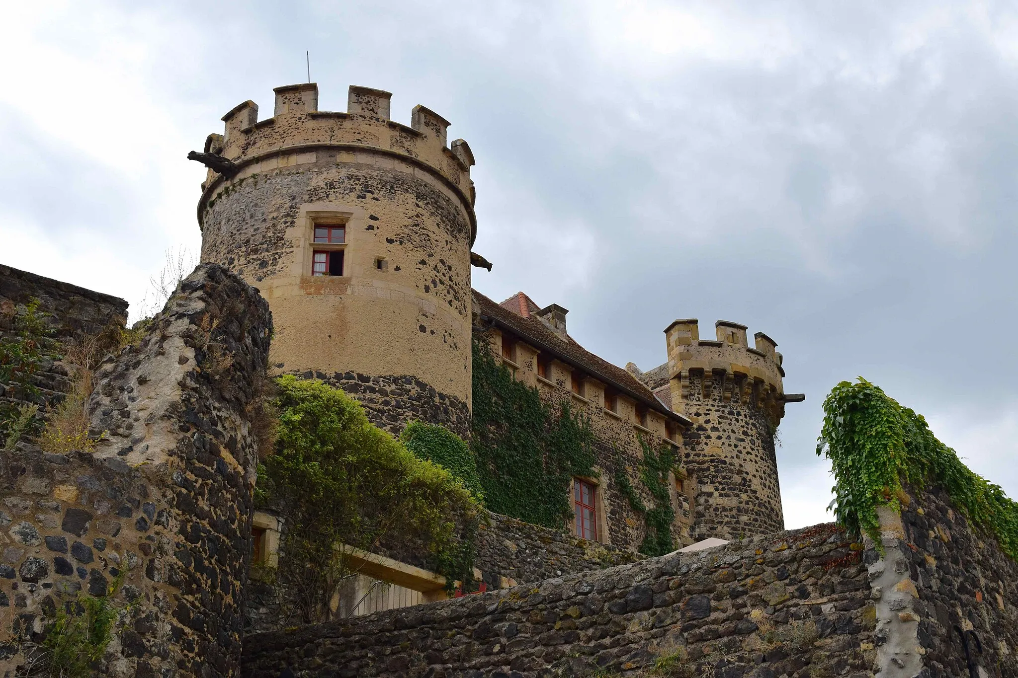 Photo showing: This building is indexed in the base Mérimée, a database of architectural heritage maintained by the French Ministry of Culture, under the reference PA00092388 .