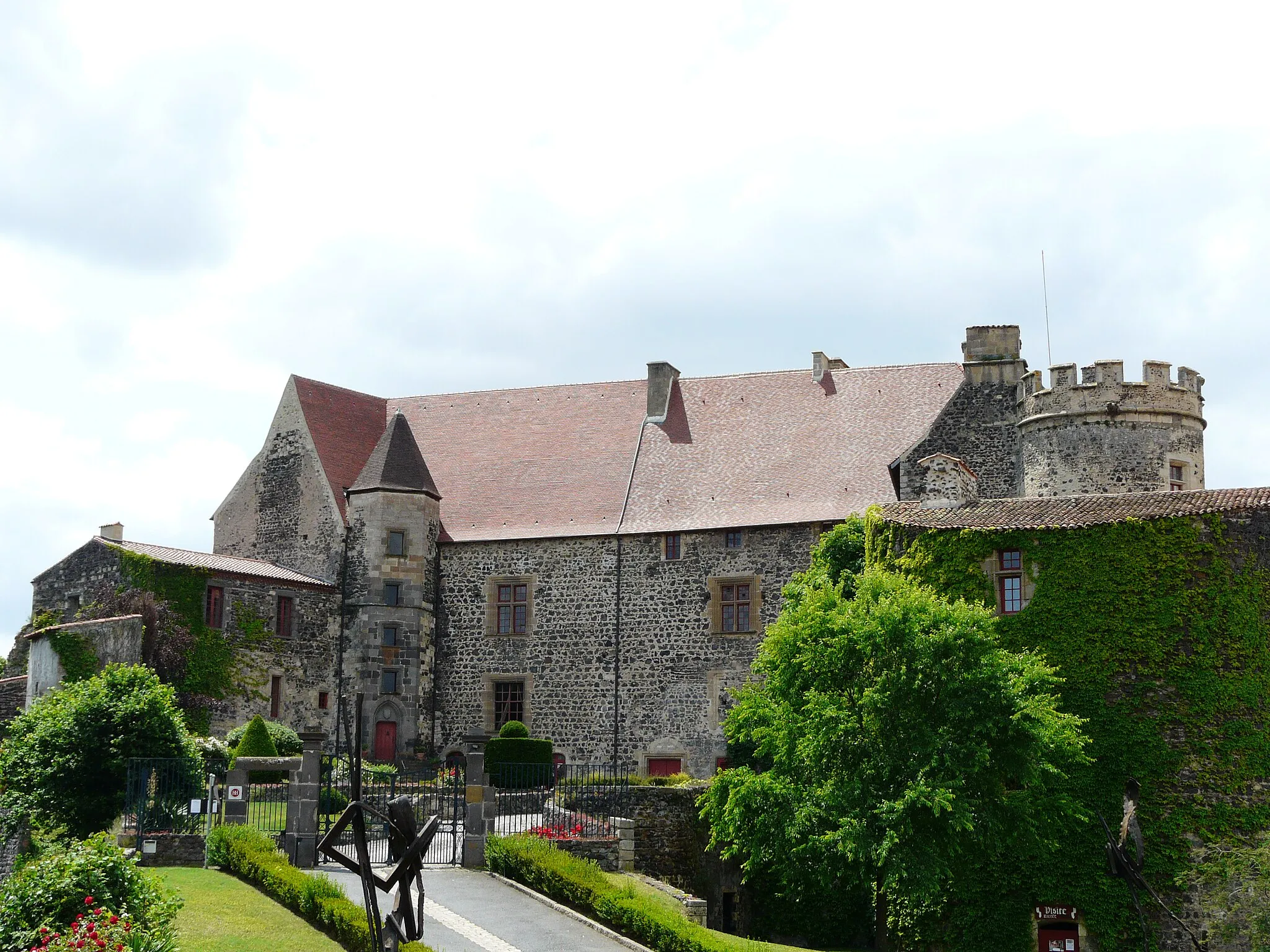 Photo showing: Le château de Saint-Saturnin, Puy-de-Dôme, France.