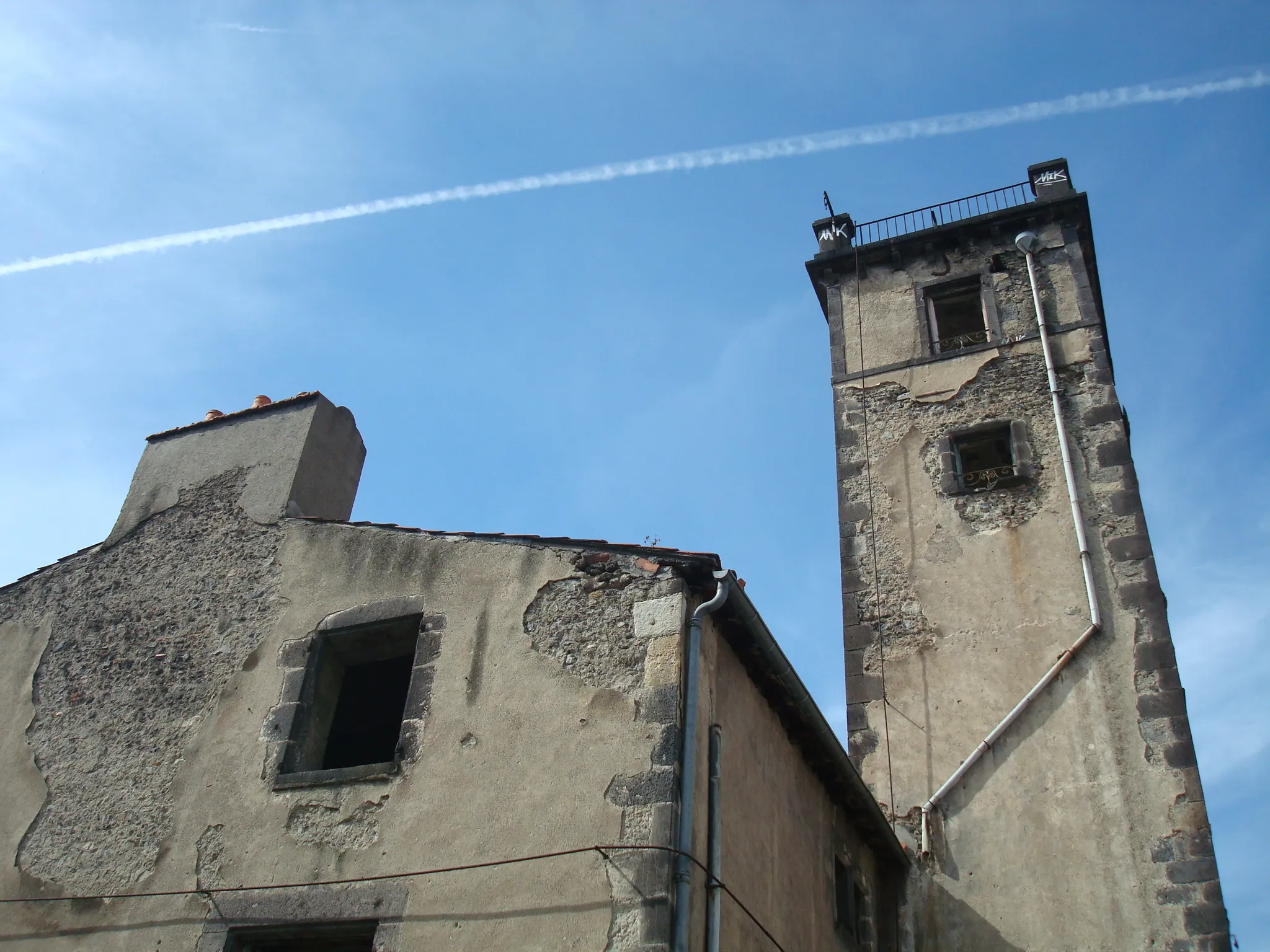 Photo showing: This building is inscrit au titre des monuments historiques de la France. It is indexed in the base Mérimée, a database of architectural heritage maintained by the French Ministry of Culture, under the reference PA63000096 .