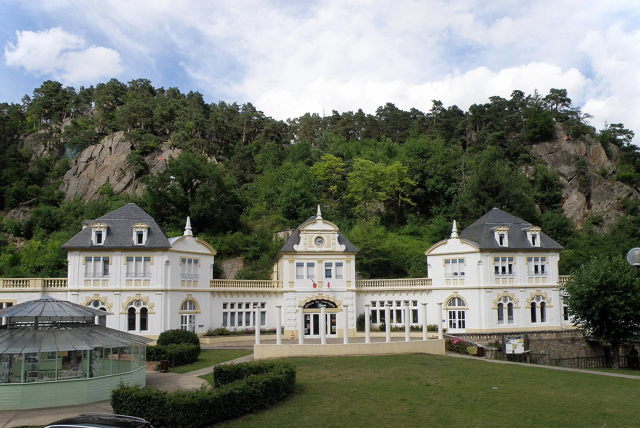 Photo showing: Saint-Nectaire, comm. du Puy-de-Dôme (France, région Auvergne). Saint-Nectaire-le-Bas. Établissement thermal (hébergeant aujourd’hui l’office de tourisme de Saint-Nectaire).