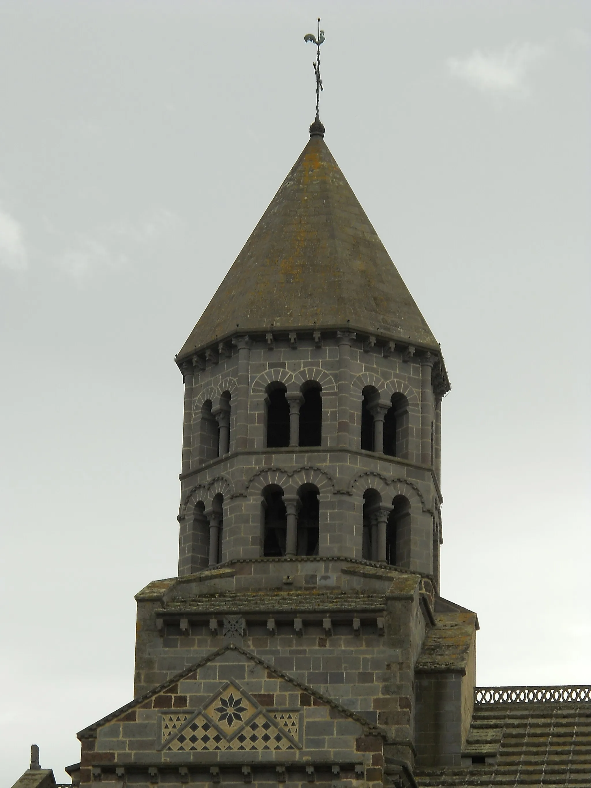 Photo showing: Tower, Church of Saint-Nectaire, Puy-de-Dôme, France