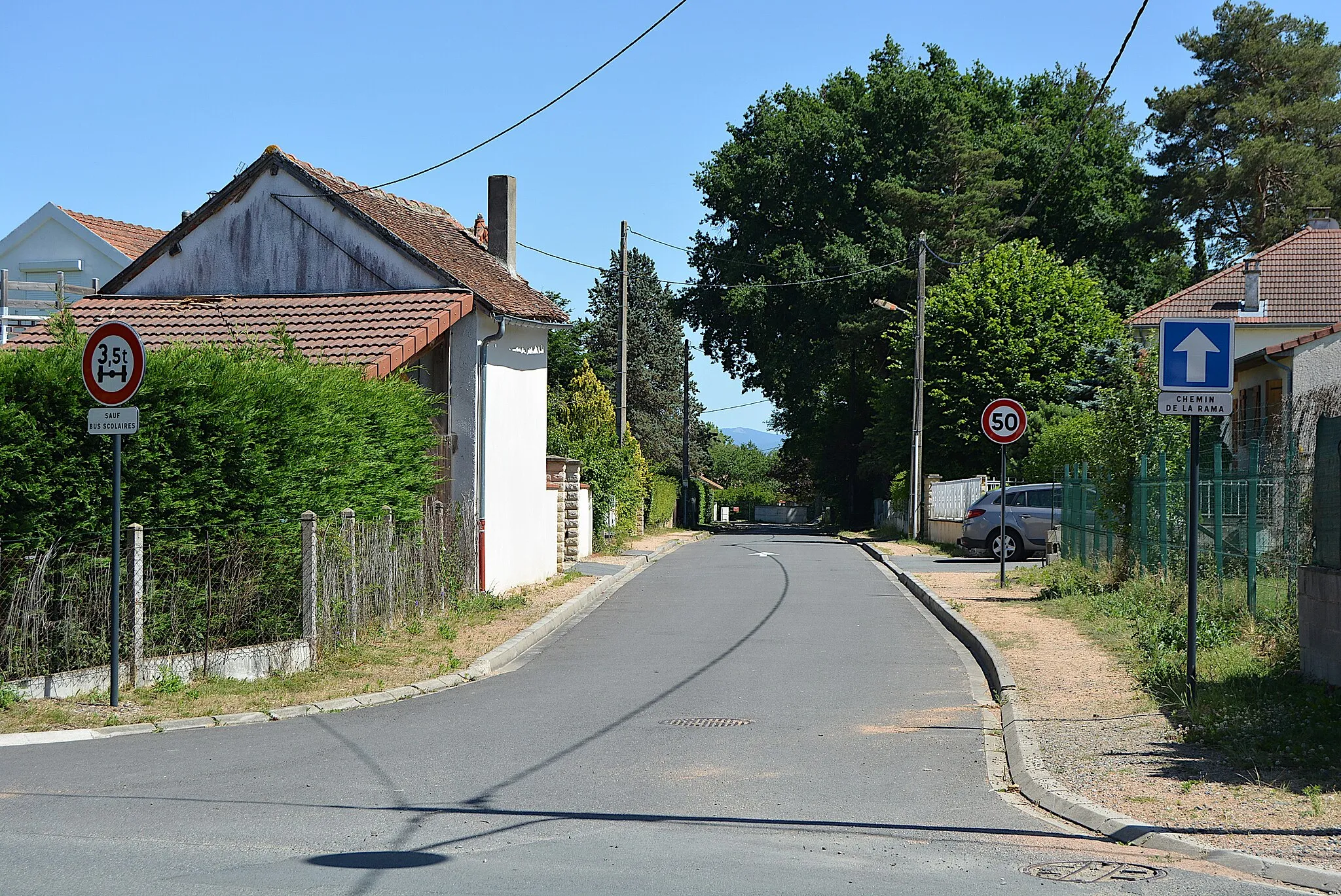 Photo showing: Chemin de la Rama, à Bellerive-sur-Allier (Allier, Auvergne-Rhône-Alpes, France). Son accès est interdit aux plus de 3,5 tonnes par essieu sauf aux bus scolaires. La circulation se fait à sens unique et la vitesse est limitée à 50 km/h.