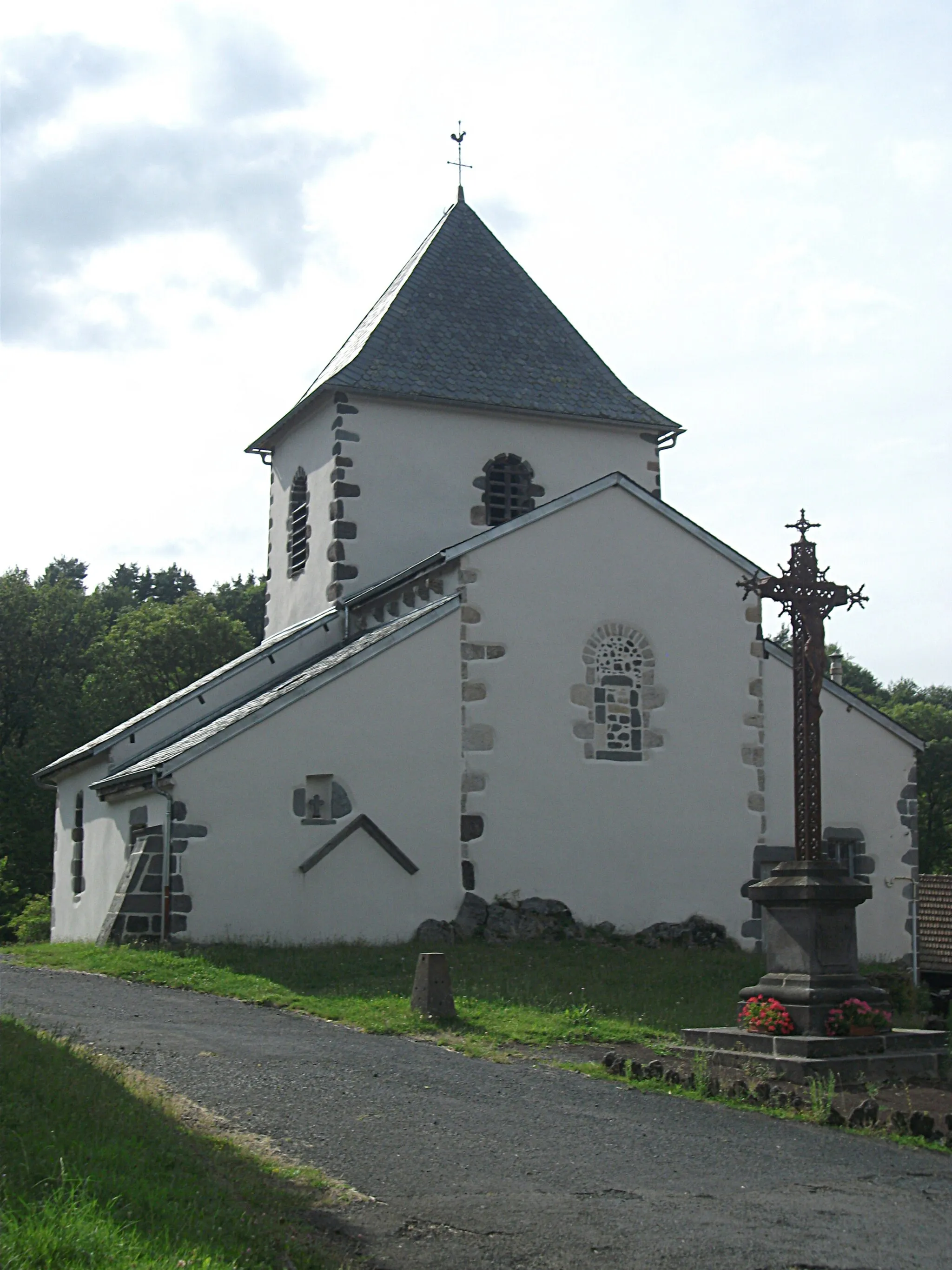 Photo showing: Church in Mazayes-Basses, Mazaye, Puy-de-Dôme, Auvergne-Rhône-Alpes, France. [16531]