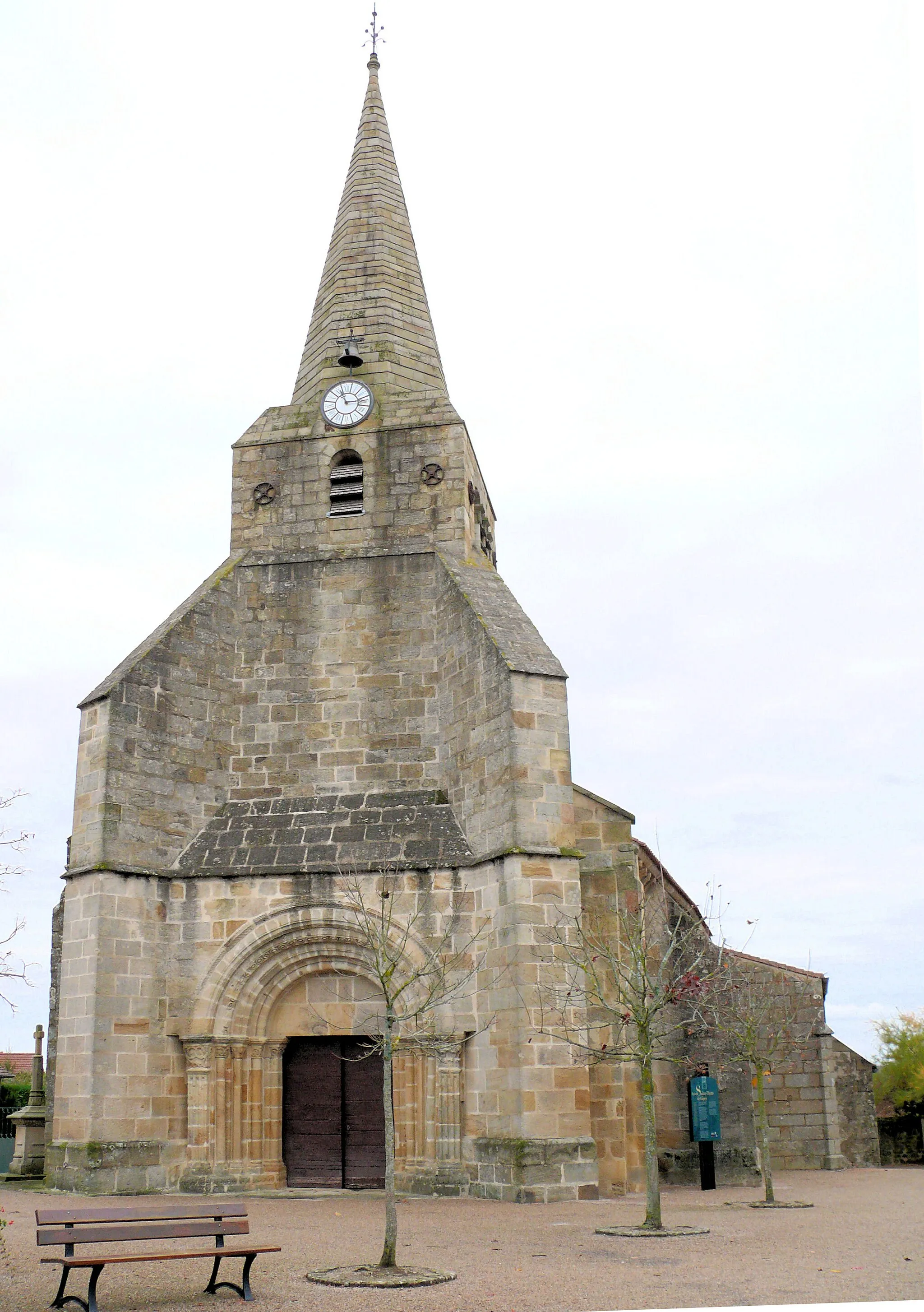 Photo showing: Gipcy - Eglise Saint-Pierre - Clocher et façade occidentale