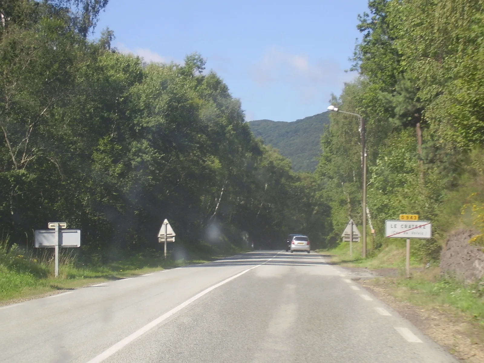 Photo showing: Exit of Le Cratère hamlet of Volvic in departmental road 943 towards Pontgibaud.