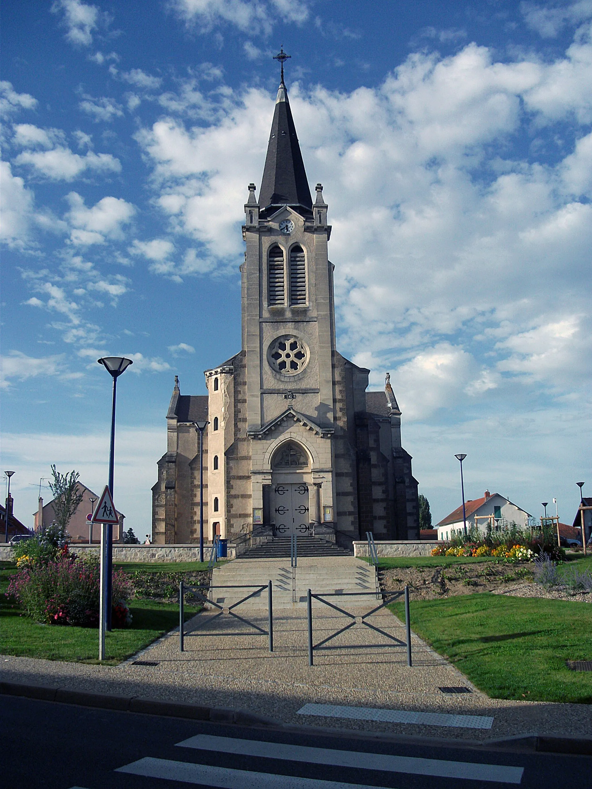 Photo showing: Le parvis de l'église Saint-Laurian de Bellerive-sur-Allier neuf mois après son inauguration fin 2012.