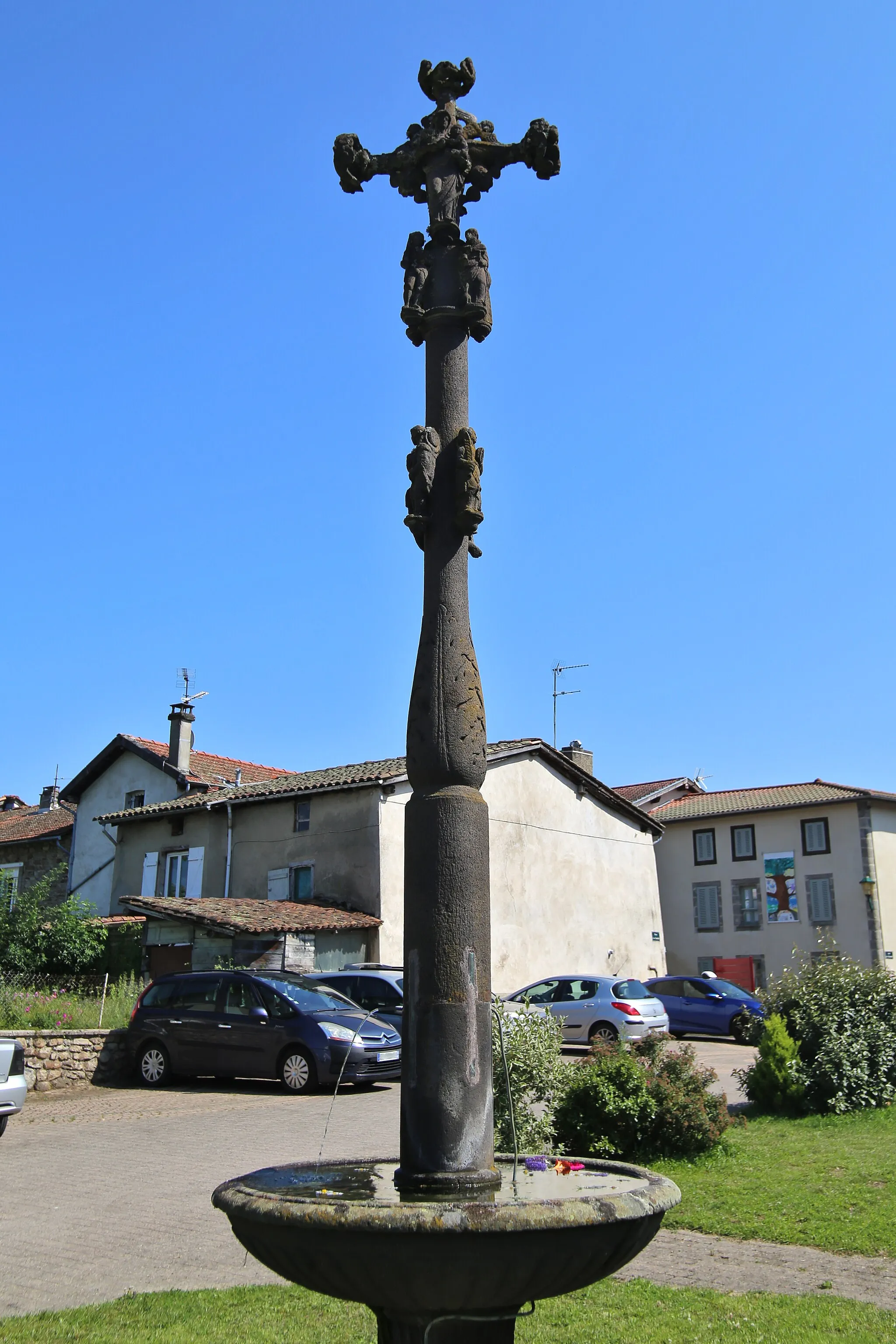Photo showing: Croix du XVIe siècle, place de la Poste à Vollore-Ville.