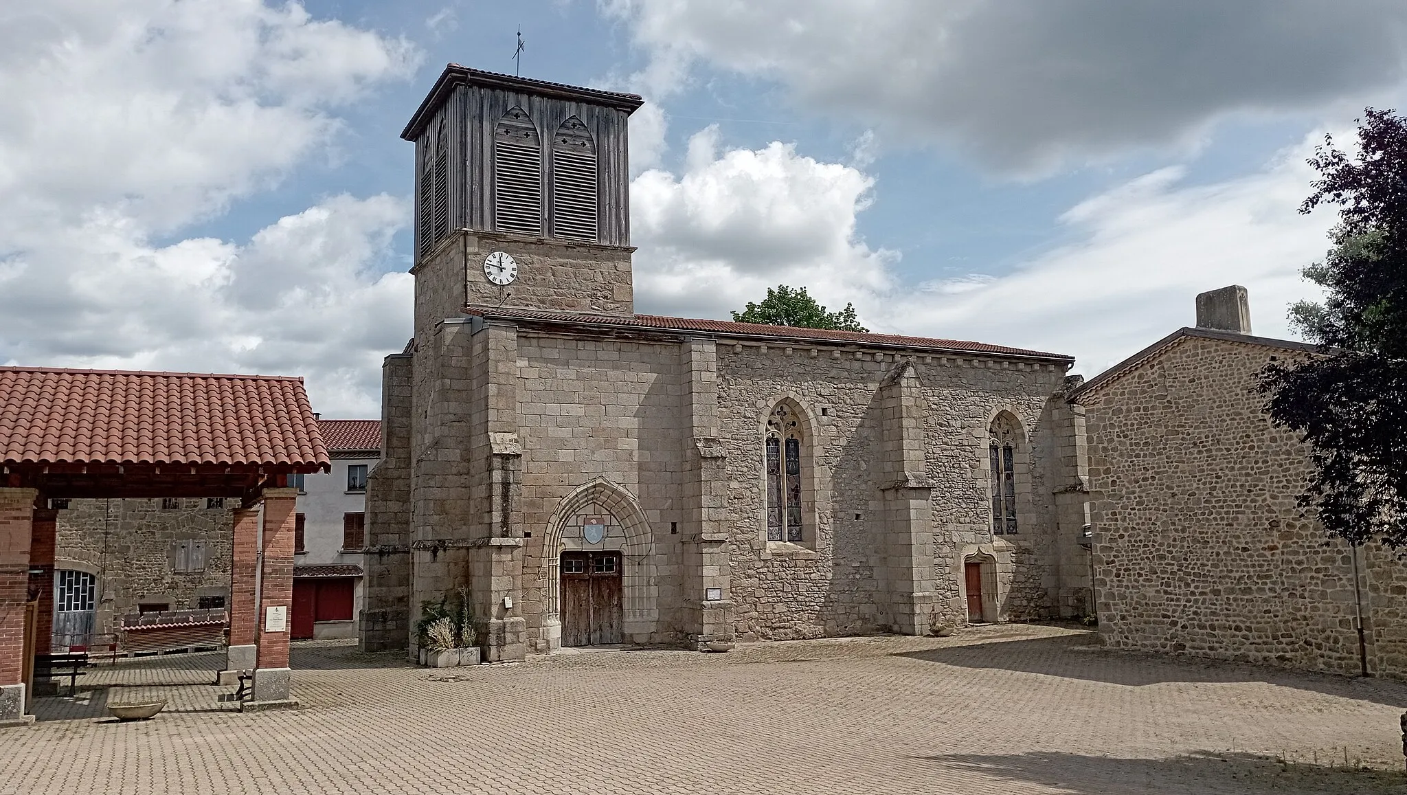 Photo showing: Photographie de l'église Saint-Loup de Domaize, juillet 2023