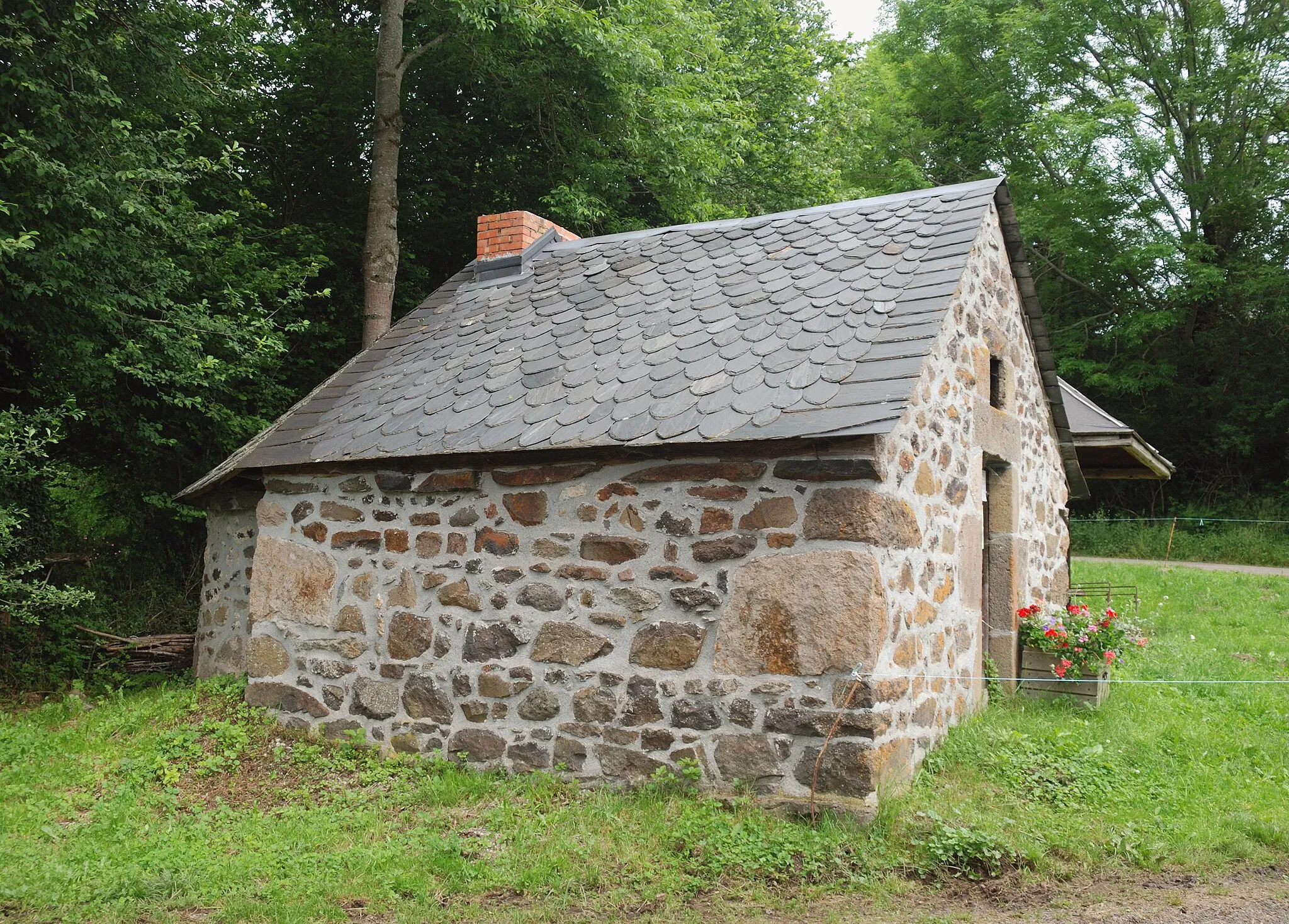 Photo showing: Traditionnal bread oven in the hamlet of Ribeyre near Vernines (Puy-de-Dôme, France)