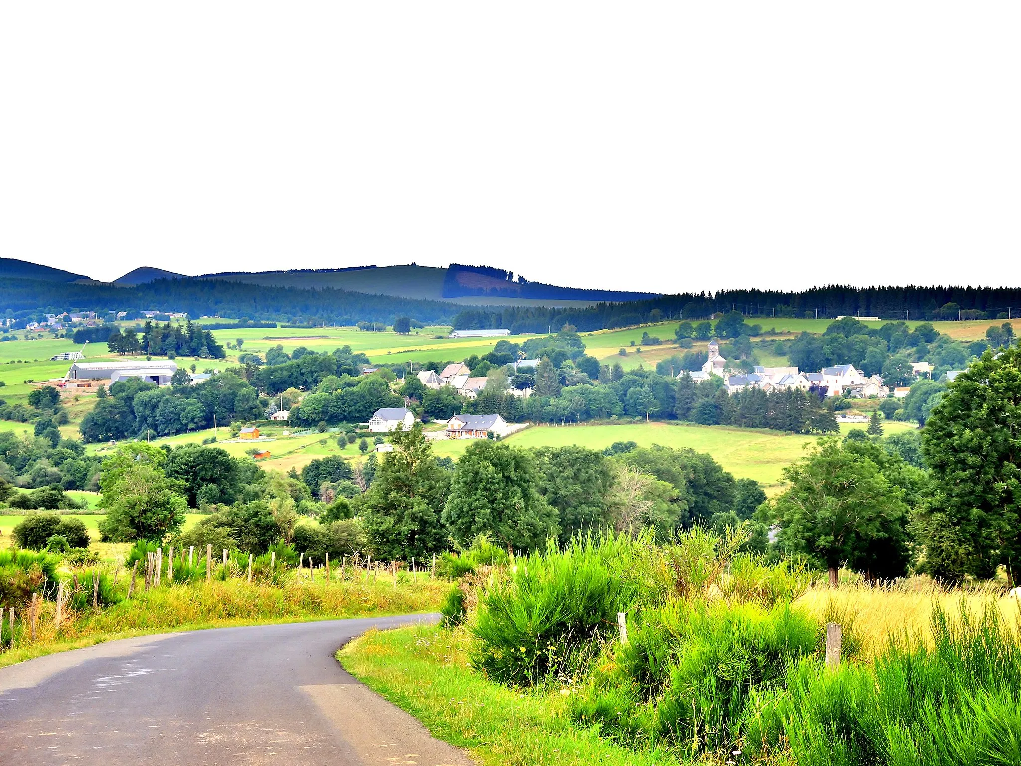 Photo showing: Village de Saulzet-le-Froid, vu de la route de Murol. Puy-de-Dôme