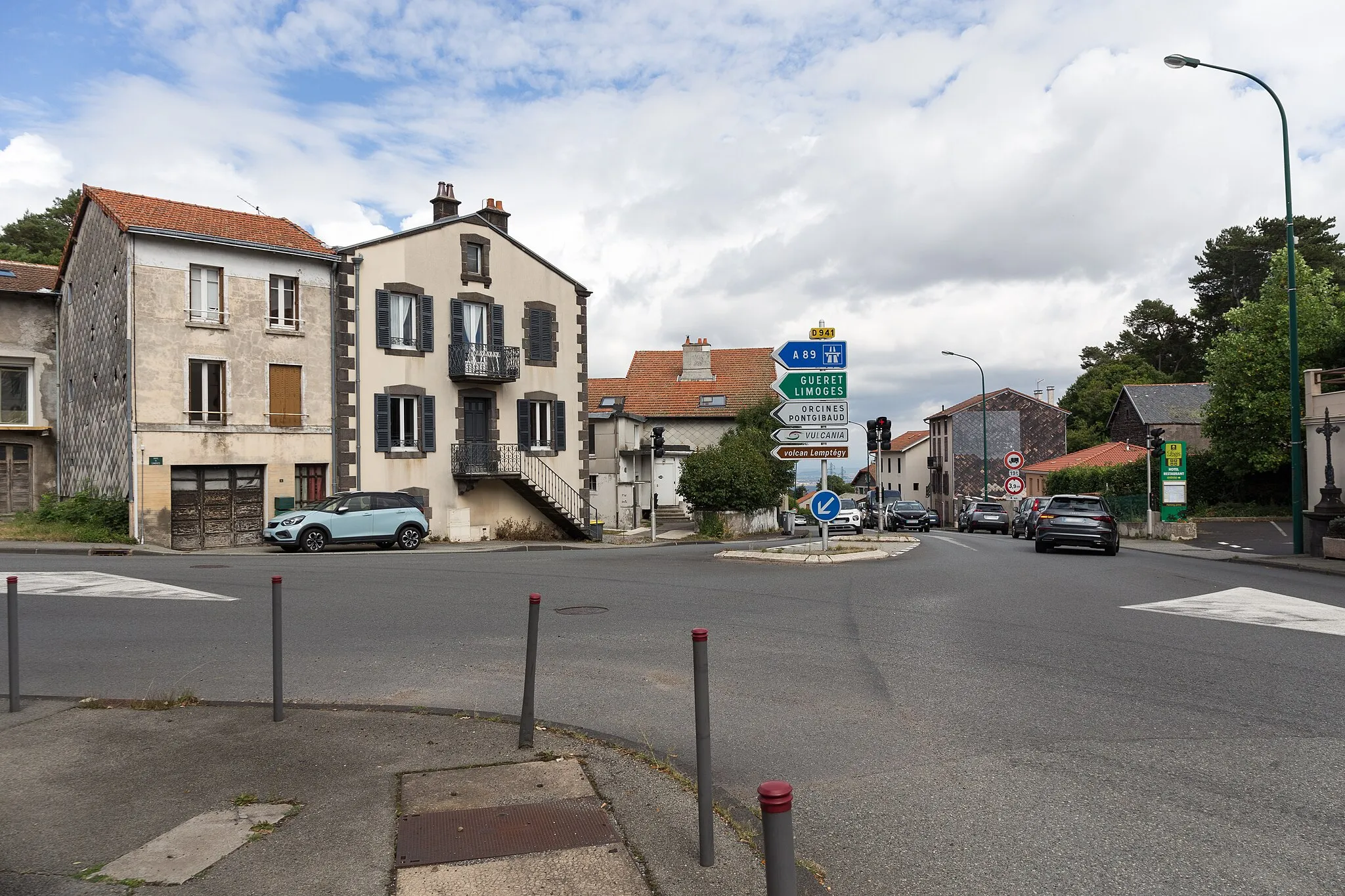 Photo showing: Village de la Baraque à Orcines : intersection des RD 941 et 942.