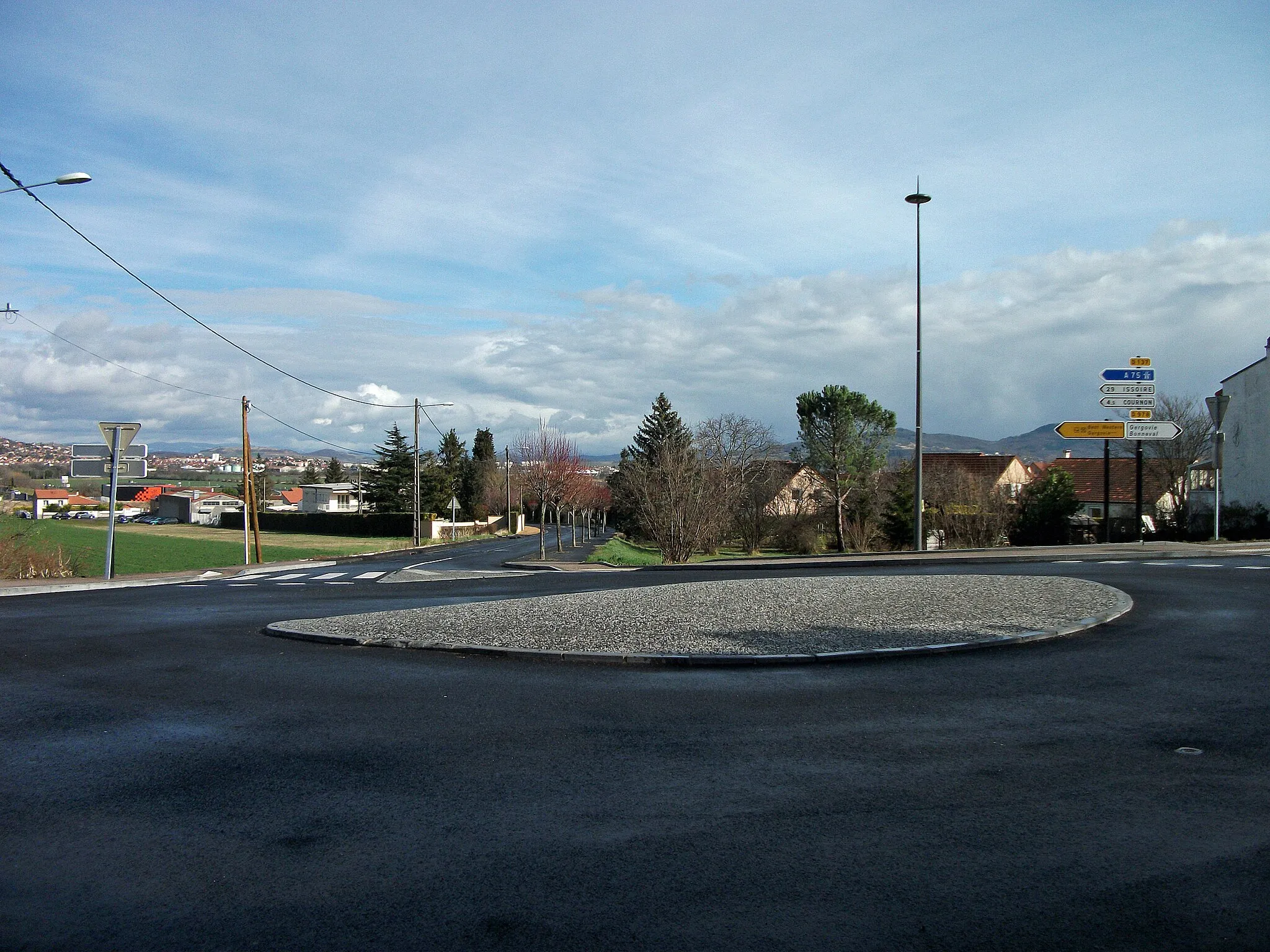Photo showing: Departmental road 137 towards Cournon-d'Auvergne, in Pérignat-lès-Sarliève, Puy-de-Dôme; on the first ground a very recent roundabout [10166]