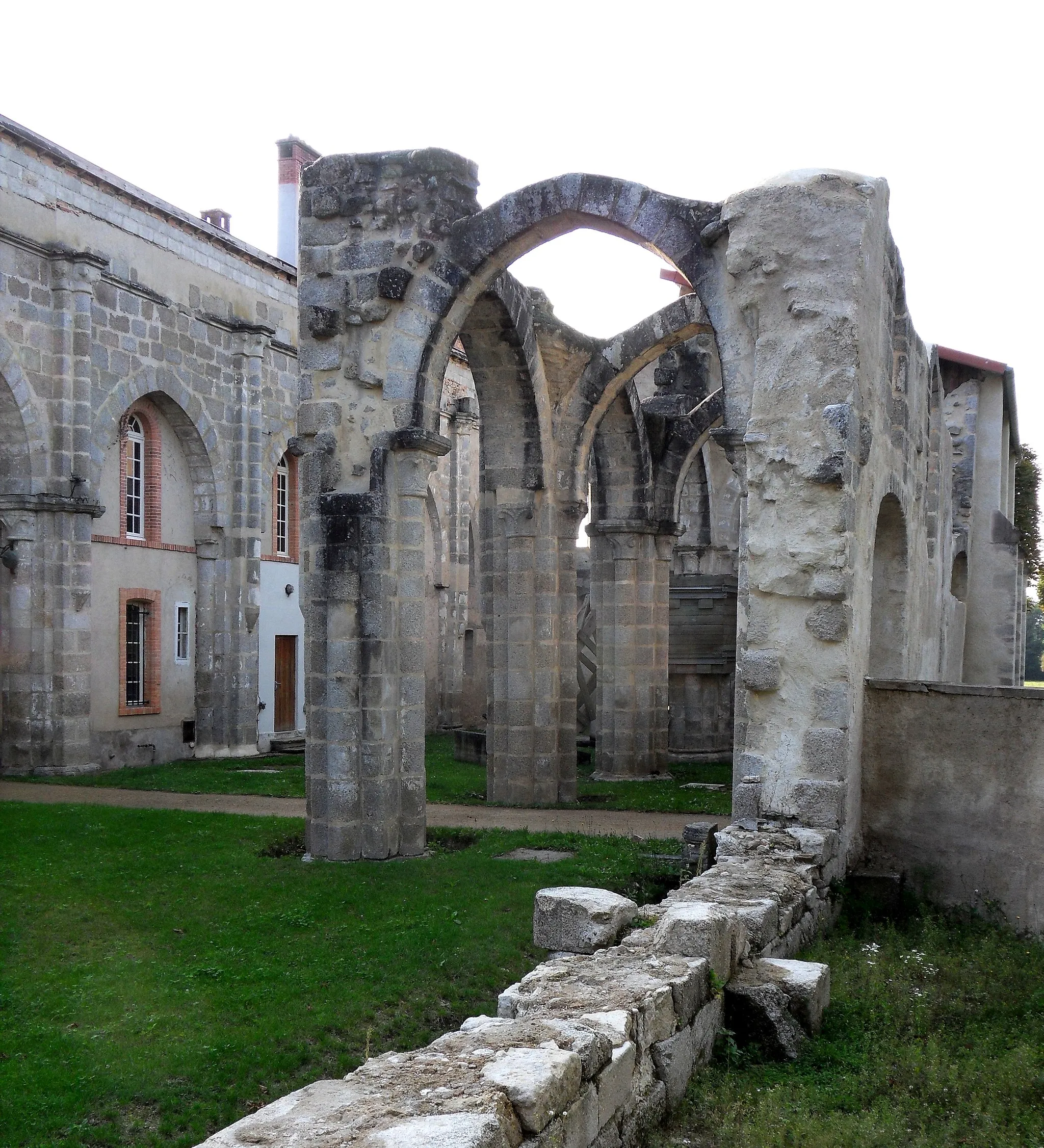 Photo showing: This building is indexed in the base Mérimée, a database of architectural heritage maintained by the French Ministry of Culture, under the reference PA00092254 .