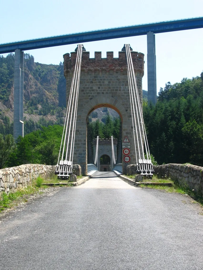 Photo showing: Au cours d’une excursion, je conduis un car de 18 t de PTAC. Sa largeur est de 2,55 m, sa hauteur 3,75 m. J’aborde un vieux pont datant du 19e siècle, dont le passage est réglementé.
A/ Je fonce ! Mon GPS (sponsorisé par Flixbus) ne signale pas cet obstacle, seulement le passage à niveau que j’ai franchi victorieusement 1 500 m plus tôt. B/ Je m’engage prudemment après avoir invoqué Saint-Christophe, prêt à m’arrêter au moindre bruit suspect, ou hurlement de mes passagers. C/ J’abandonne car, passagers et bagages sur place, un voisin viendra bien s’en charger ! Je me dirige ensuite à pieds vers la gare la plus proche, afin de rentrer à la maison. D/ La réponse D.