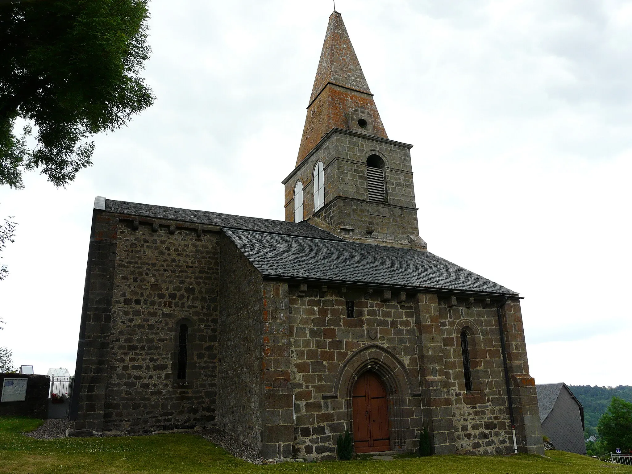 Photo showing: L'église Saint-Victor, Saint-Victor-la-Rivière, Puy-de-Dôme, France.
