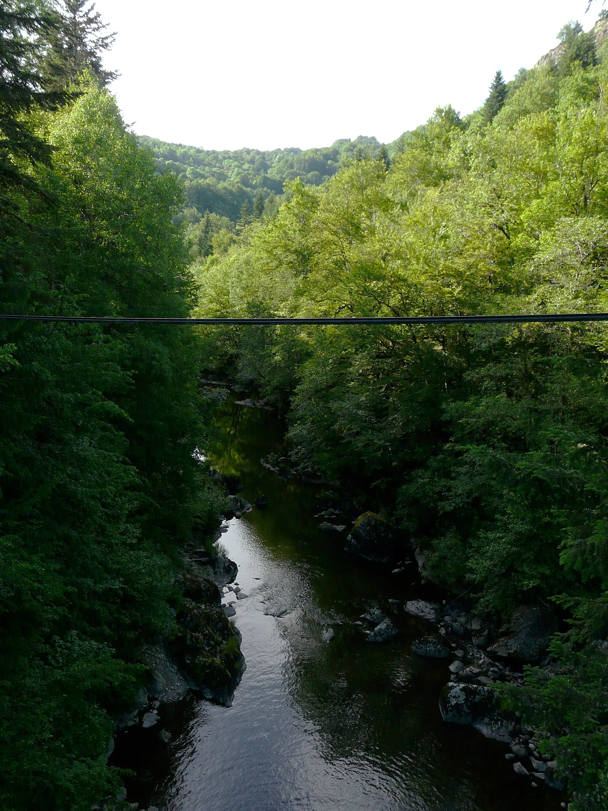 Photo showing: La Rhue au pont de Castellane, en aval de la route départementale 679 entre les communes de Saint-Amandin à gauche et Trémouille à droite ; Cantal, France.