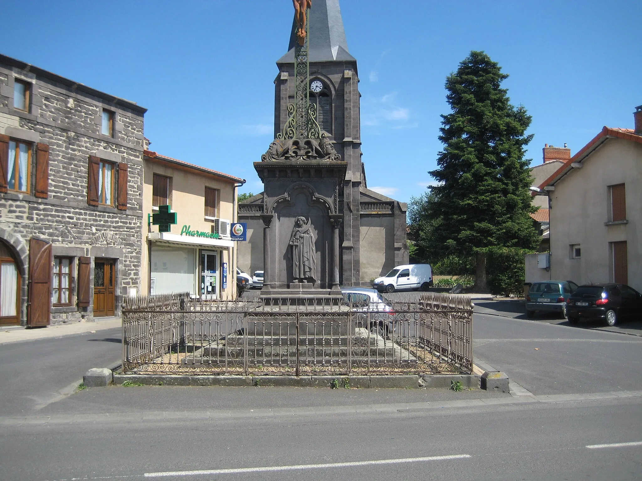 Photo showing: Place de l'église, Saint-Beauzire