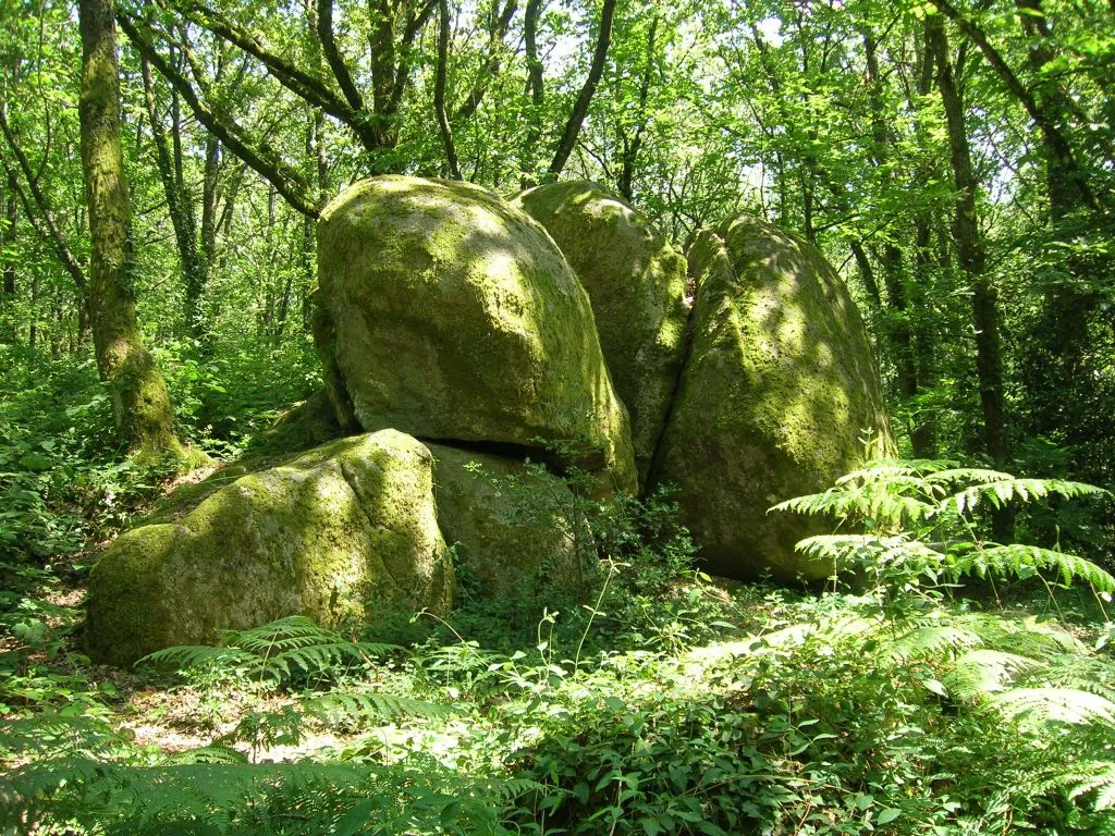 Photo showing: Les pierres Giraud