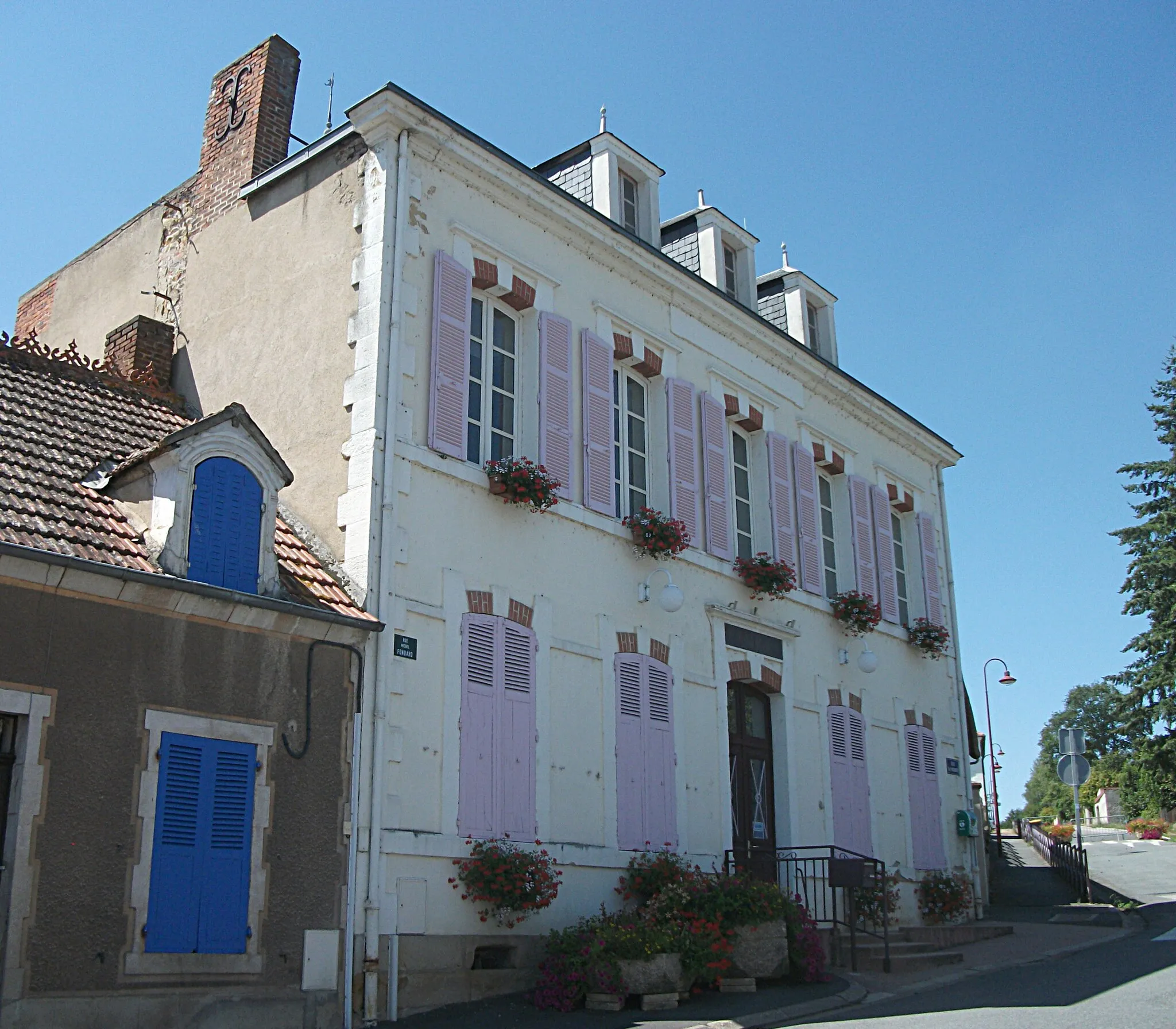 Photo showing: Town hall of Bézenet, Allier, Auvergne-Rhône-Alpes, France. [16737]