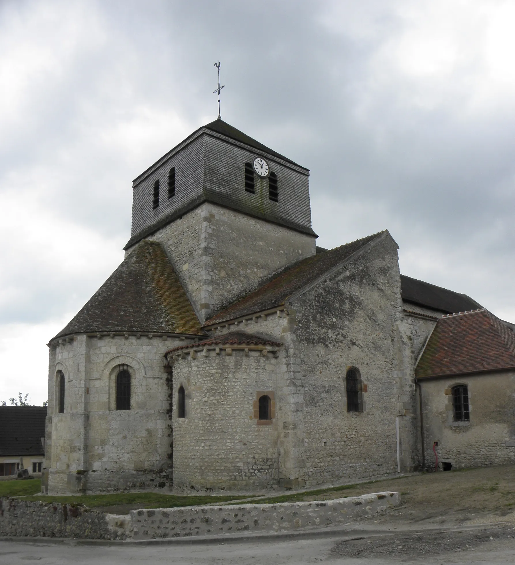 Photo showing: Église Saint-Martin de Besson (03). Chevet et flanc nord.