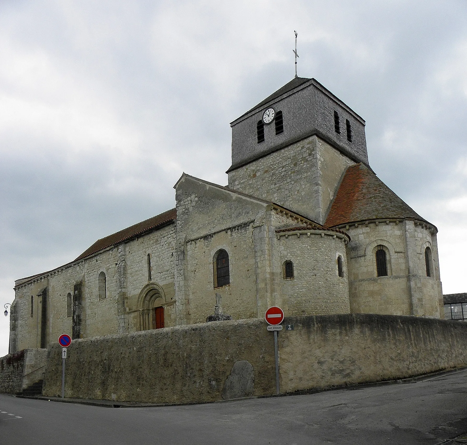 Photo showing: Église Saint-Martin de Besson (03). Chevet et flanc sud.