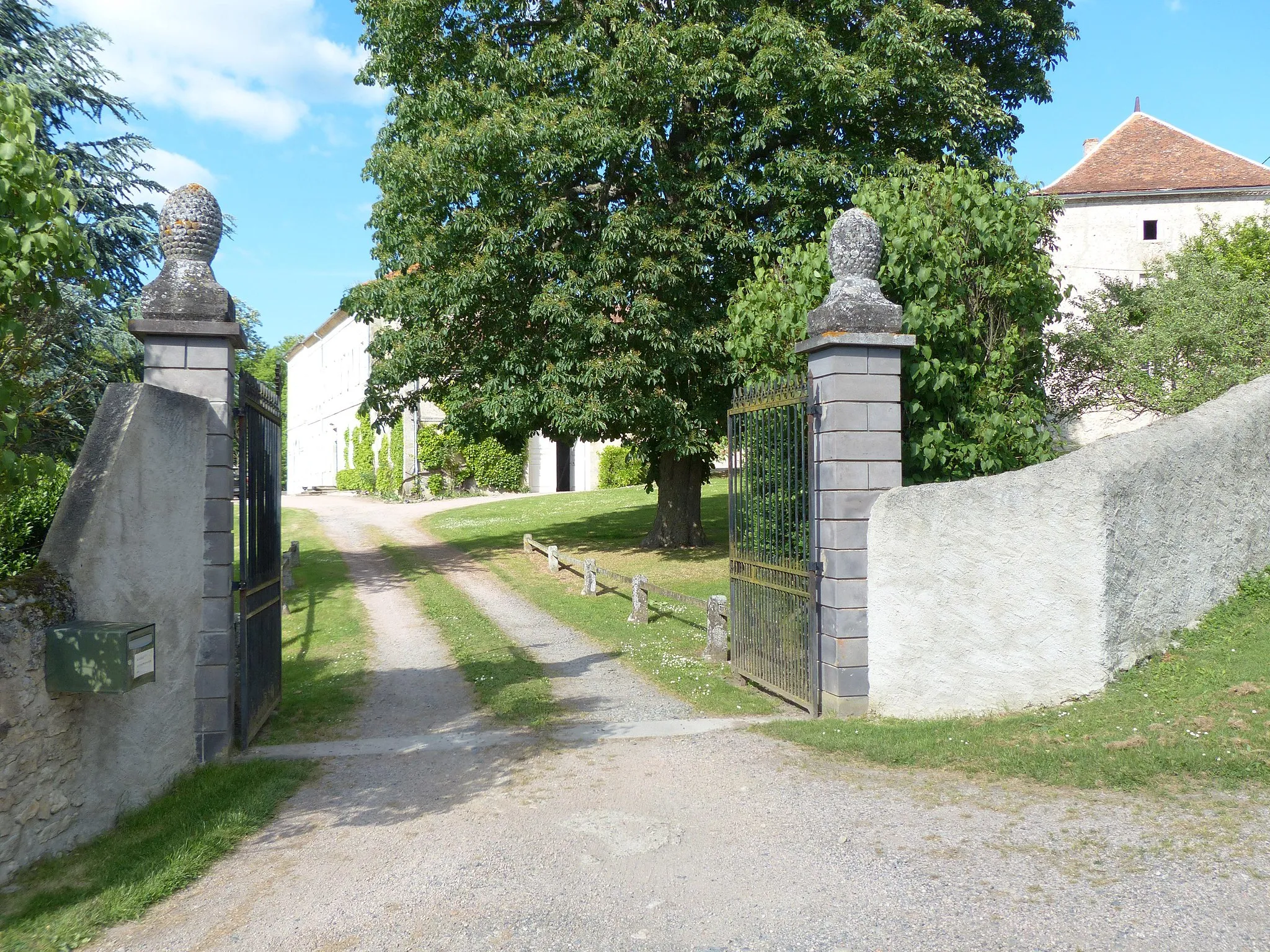 Photo showing: Broût-Vernet (Allier, France). Château de Fouranges. Portail d'entrée.