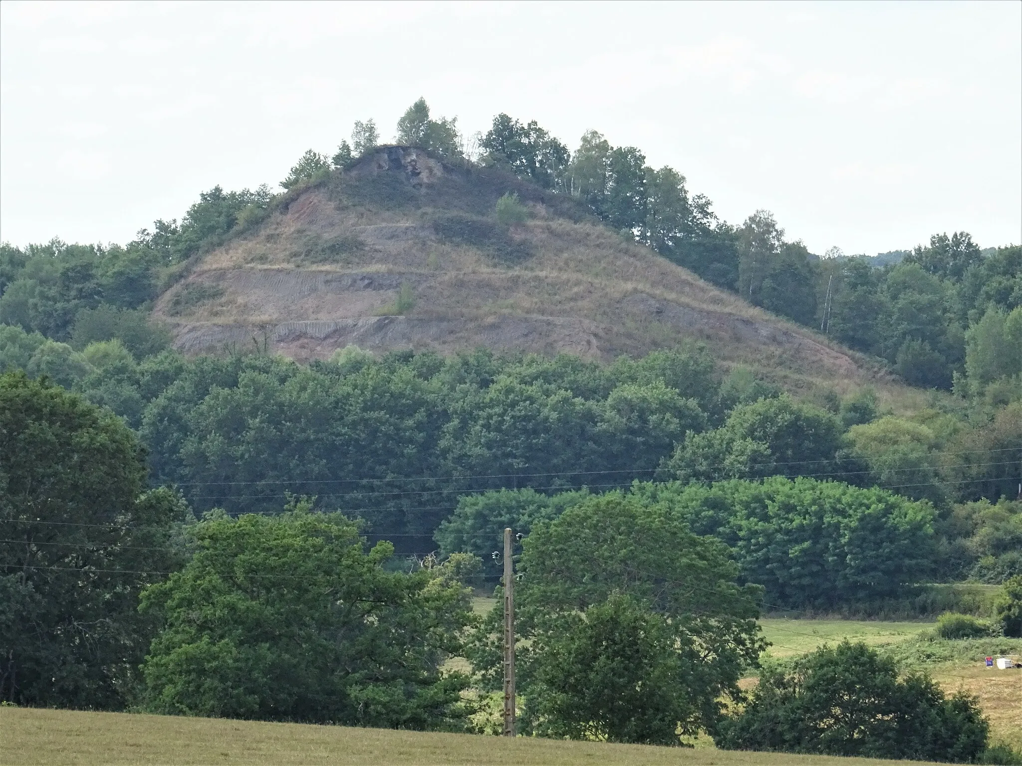 Photo showing: Le terril conique d'un important puits de Buxières-les-Mines, voisin des puits Saint-Charles et du Méglin.