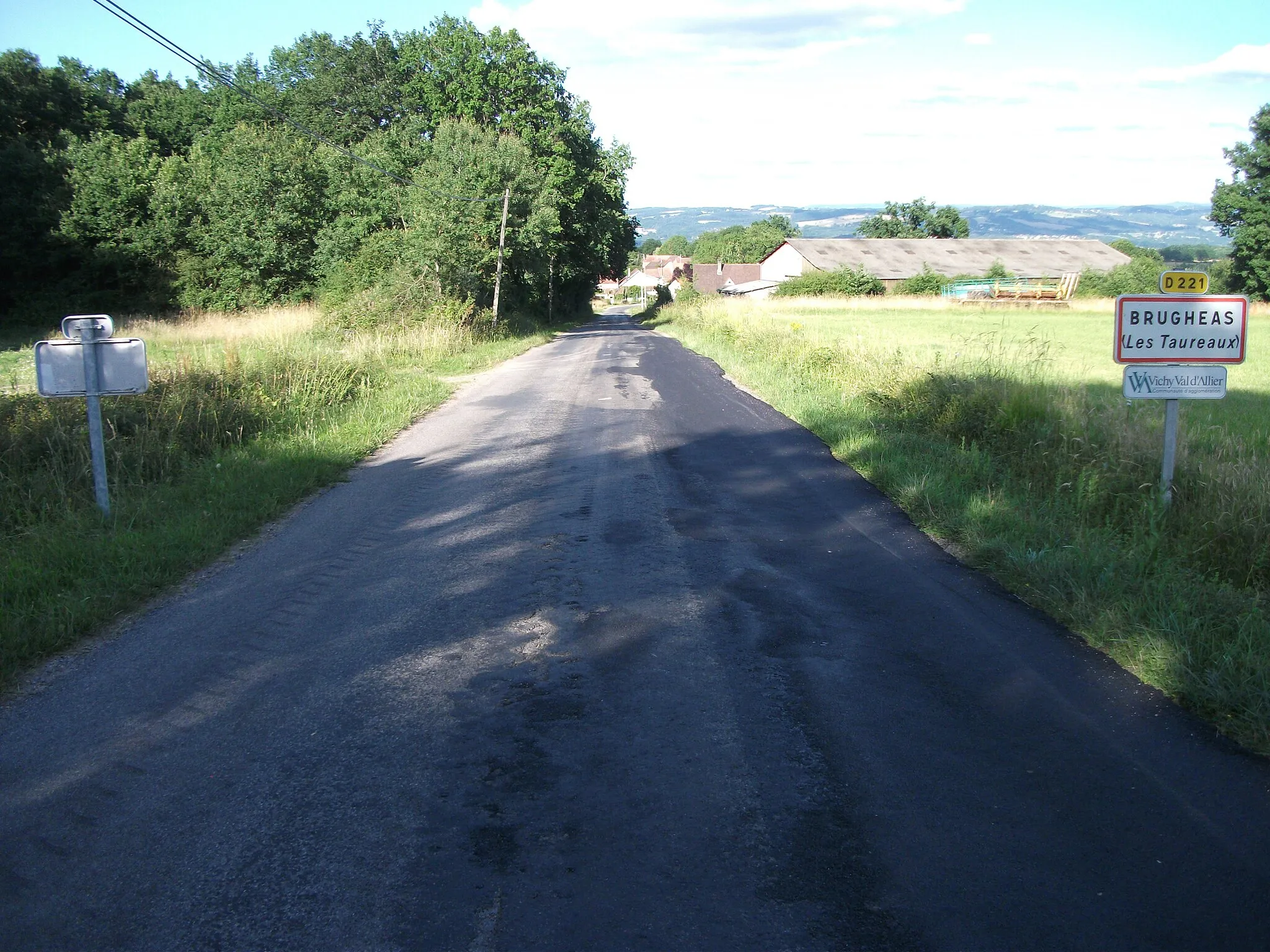 Photo showing: [8379] Entrance of hamlet Les Taureaux in Brugheas (departmental road 221) towards Hauterive.