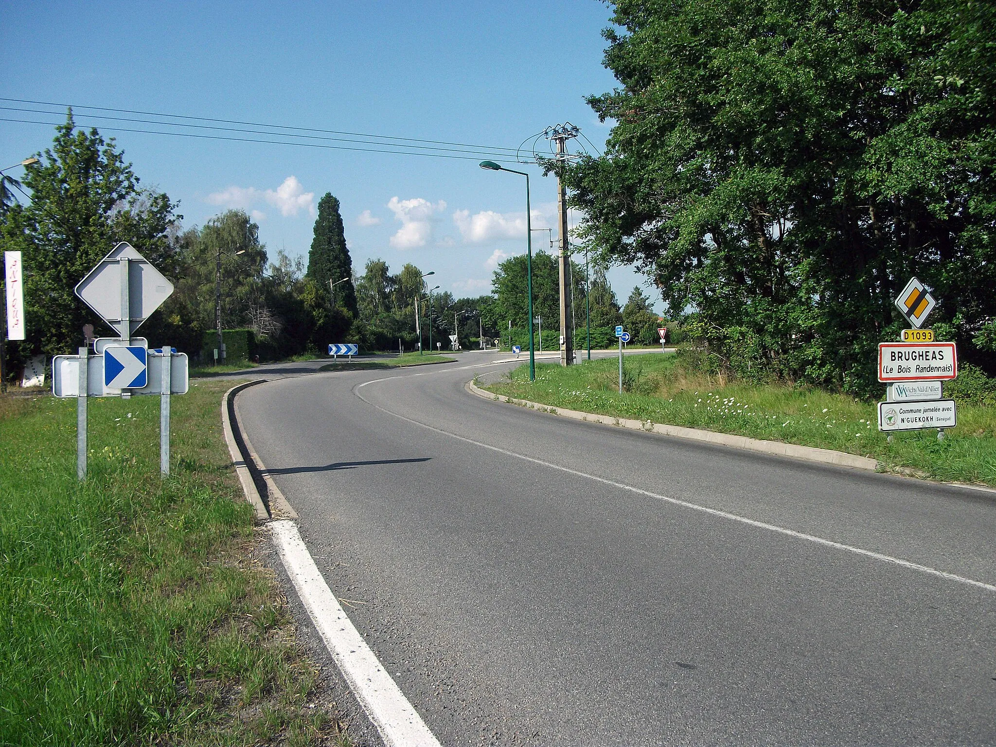 Photo showing: Entrance of Brugheas (Le Bois Randenais) by departmental road 1093 towards Vichy.